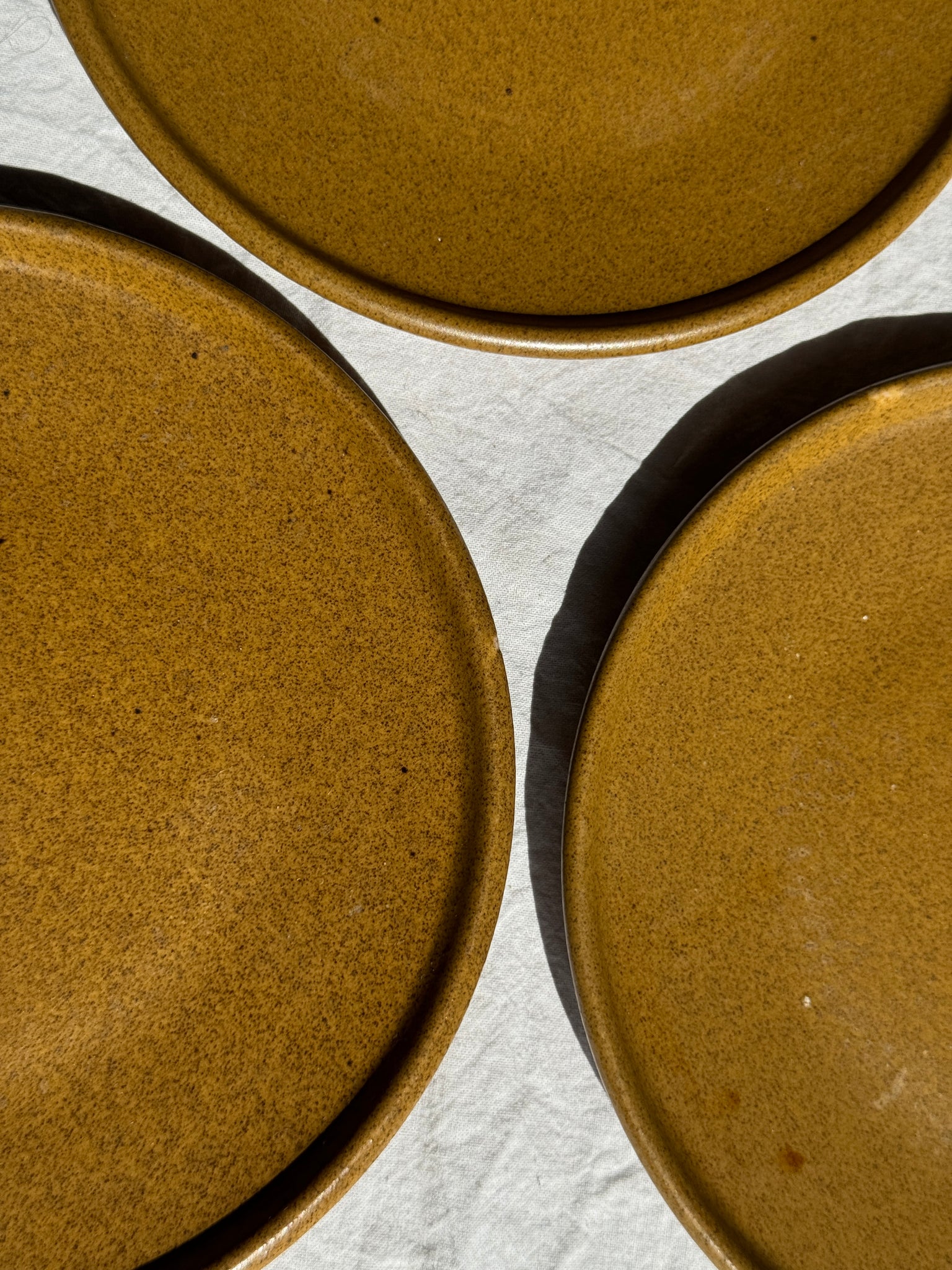 Lot de 3 assiettes à dessert en grès marron Sarreguemines D19,5