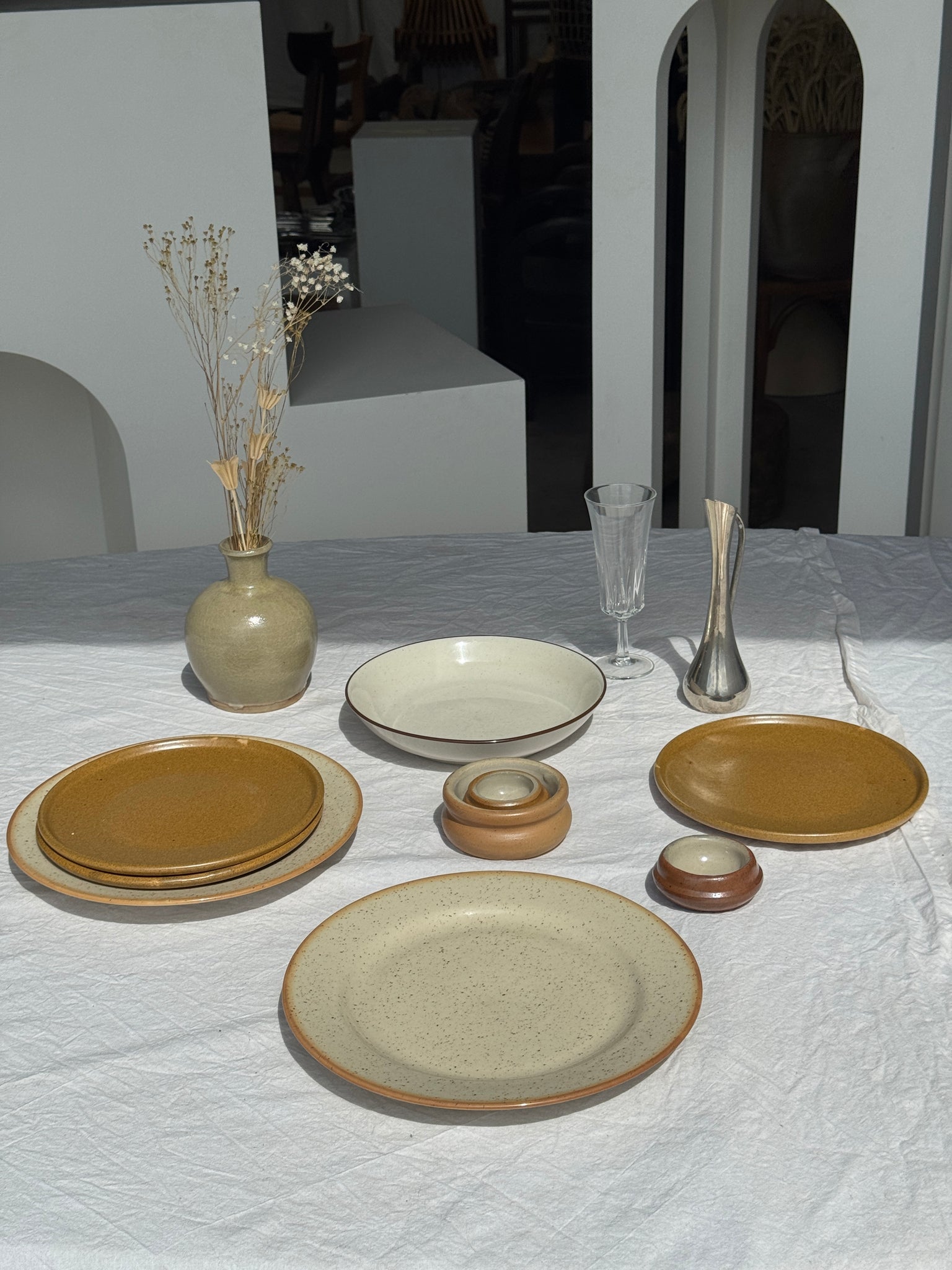 Une assiette creuse grès naturel véritable D20,5