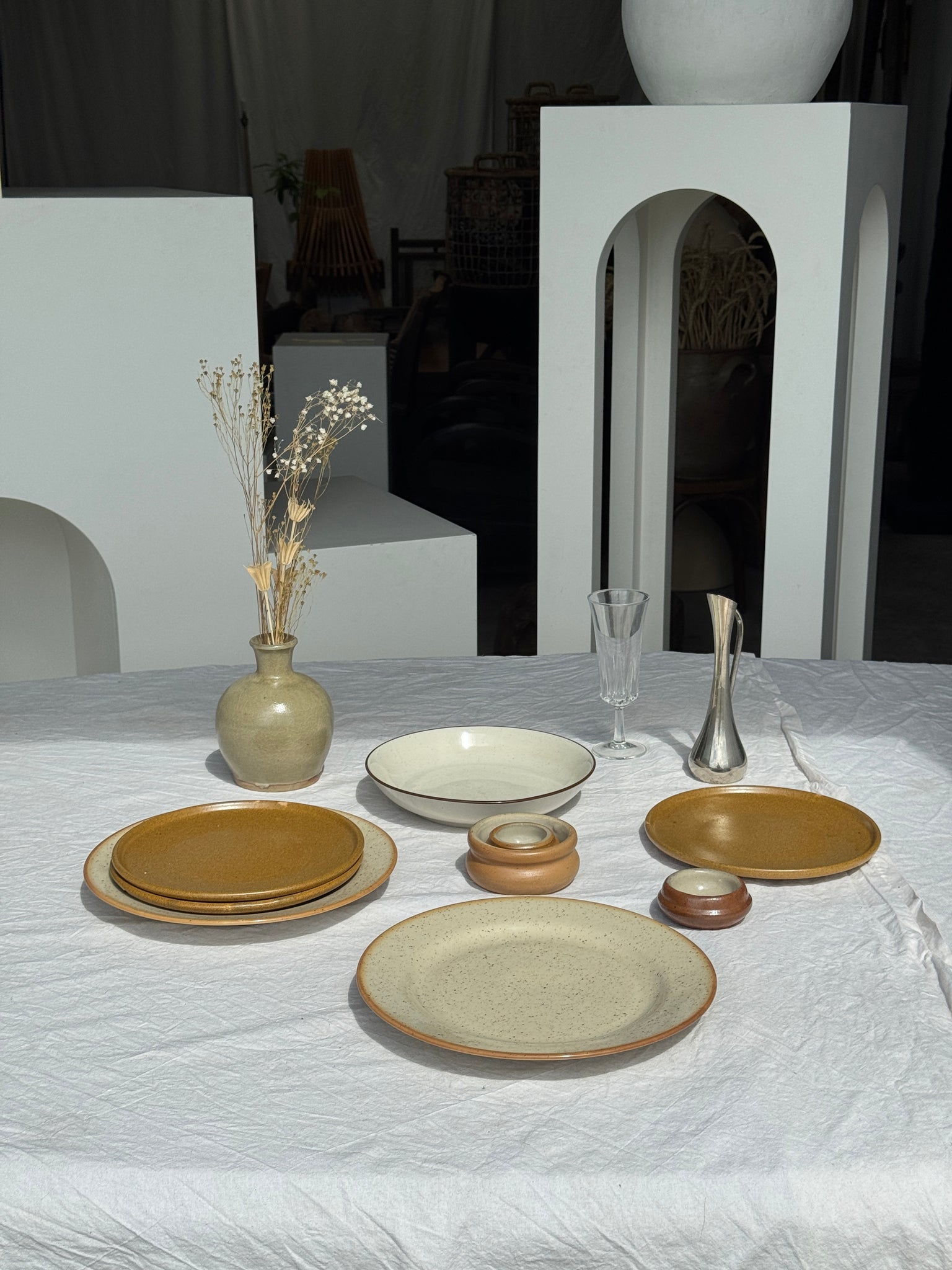 Lot de 2 assiettes en grès blanc moucheté D24,5