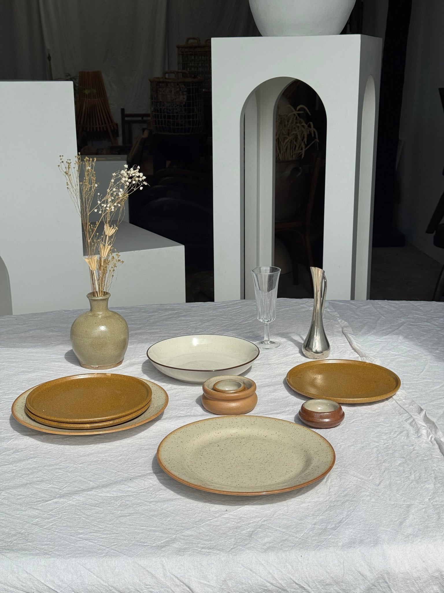 Une assiette creuse grès naturel véritable D20,5