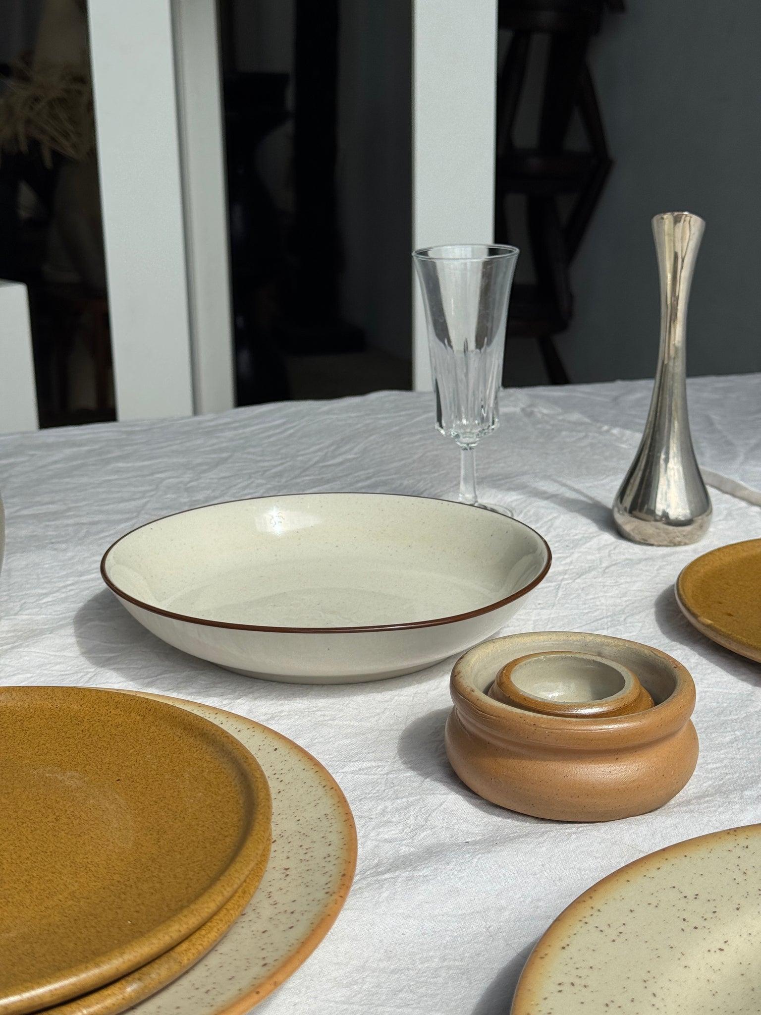 Une assiette creuse grès naturel véritable D20,5
