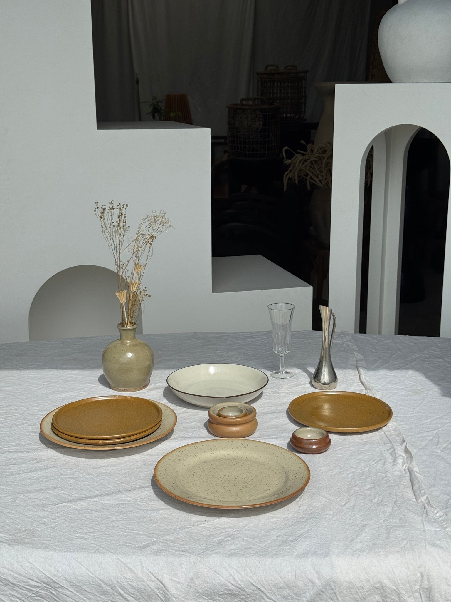 Lot de 2 assiettes en grès blanc moucheté D24,5