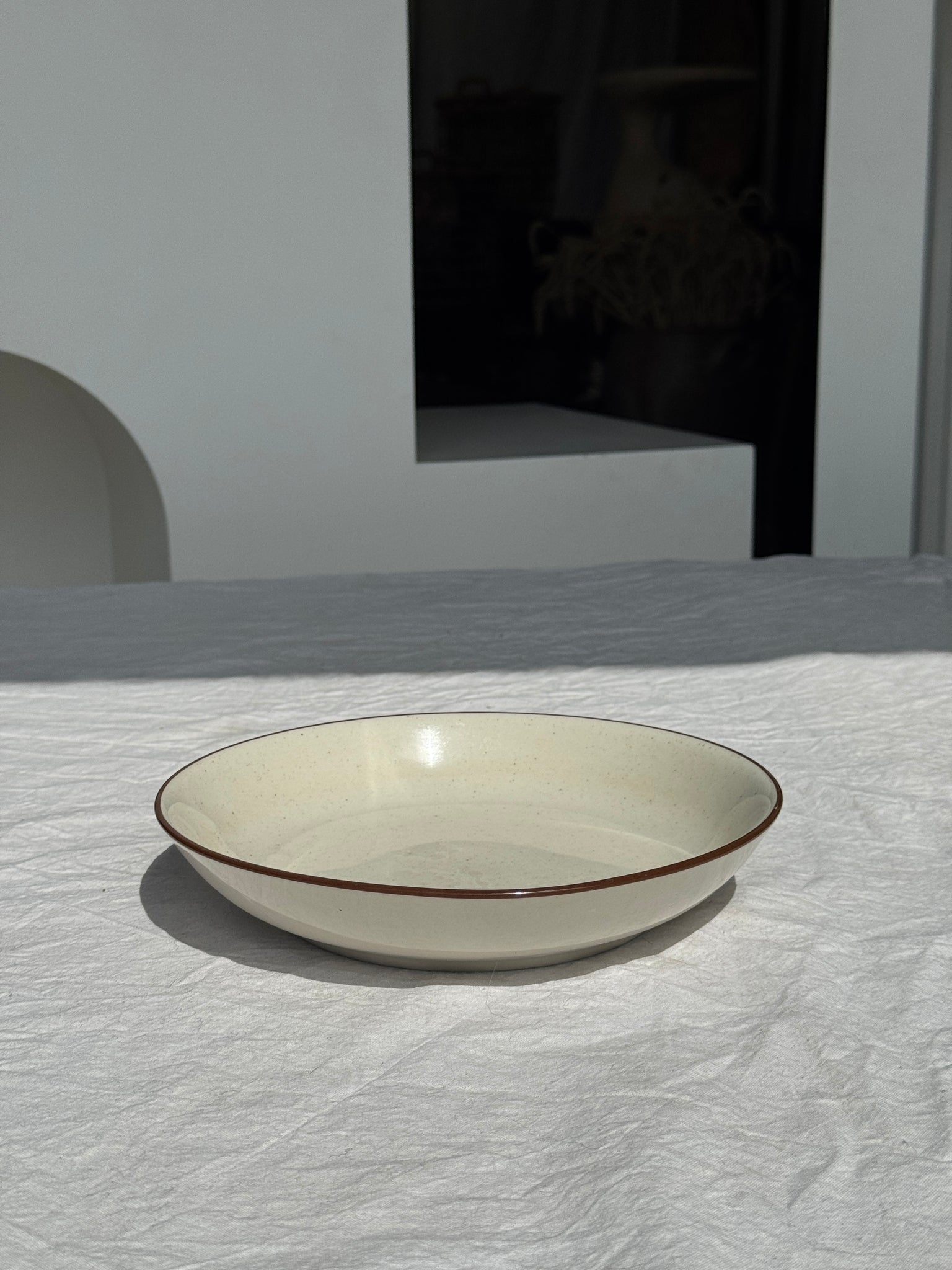 Une assiette creuse grès naturel véritable D20,5