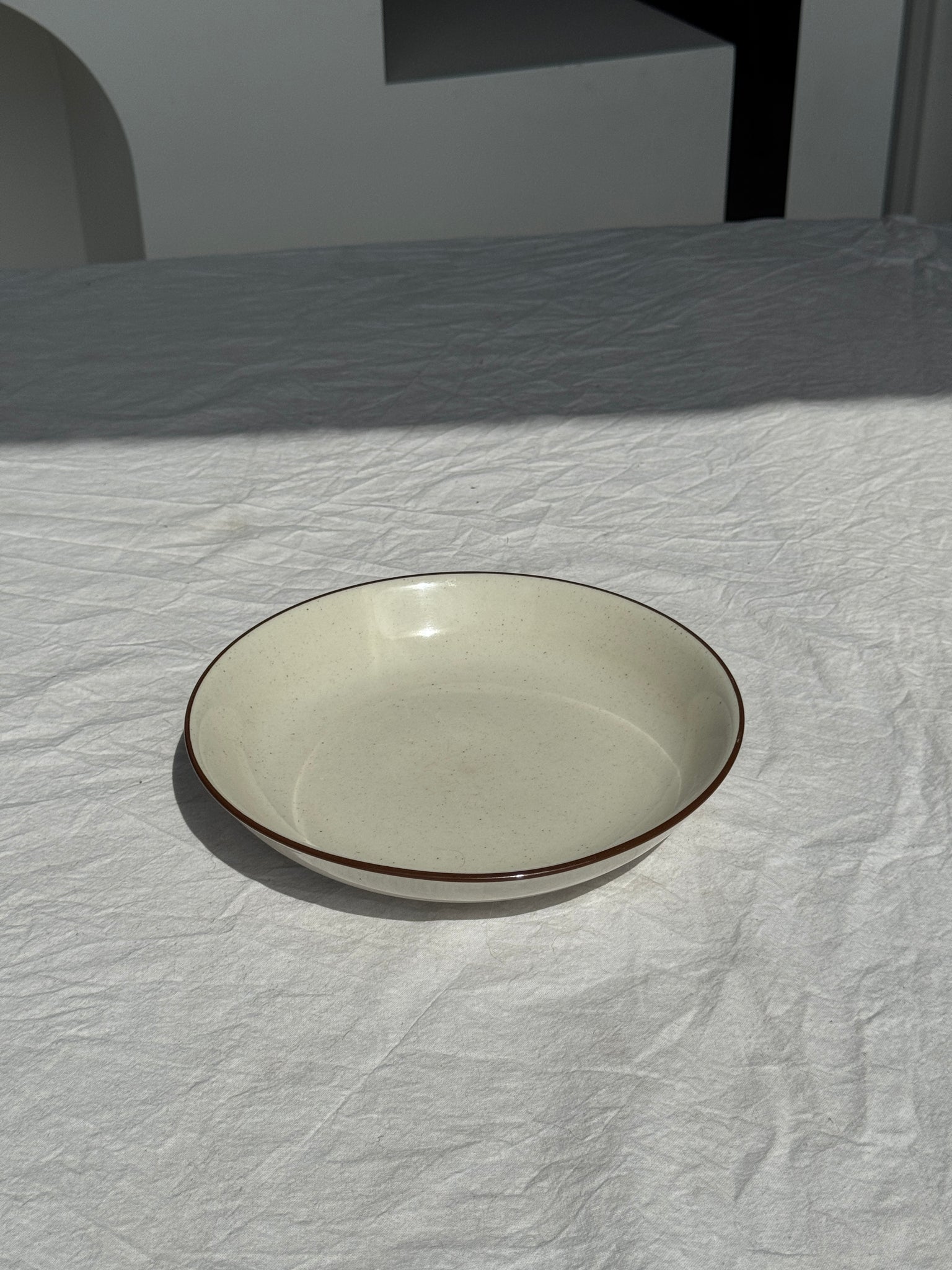 Une assiette creuse grès naturel véritable D20,5