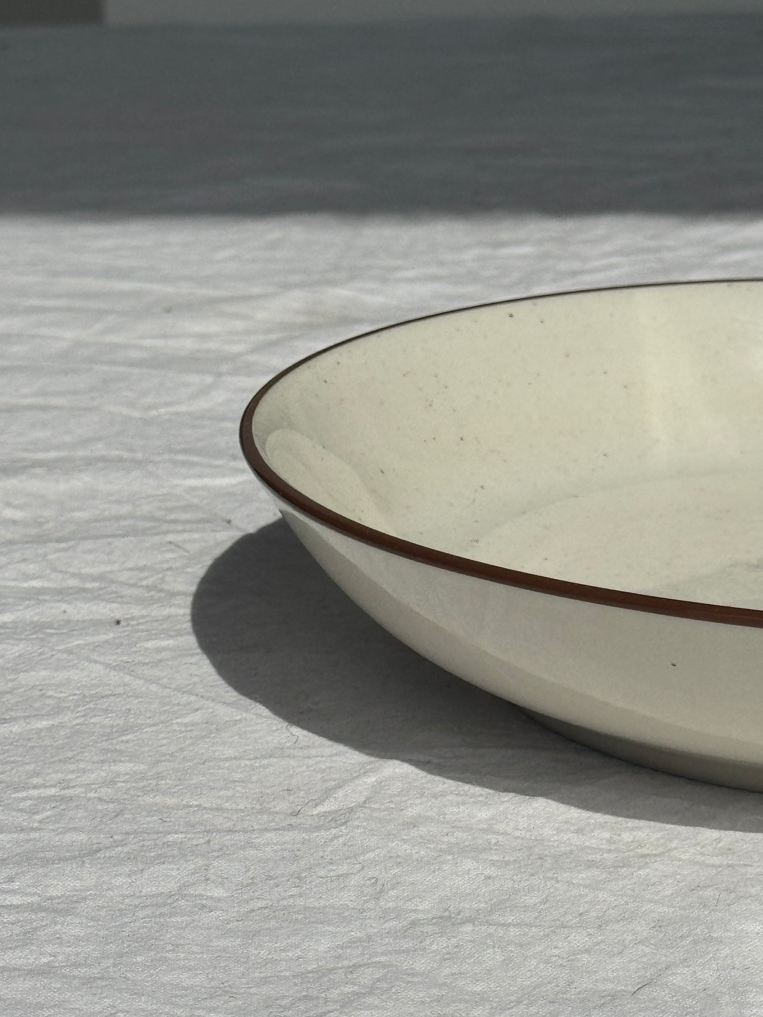 Une assiette creuse grès naturel véritable D20,5
