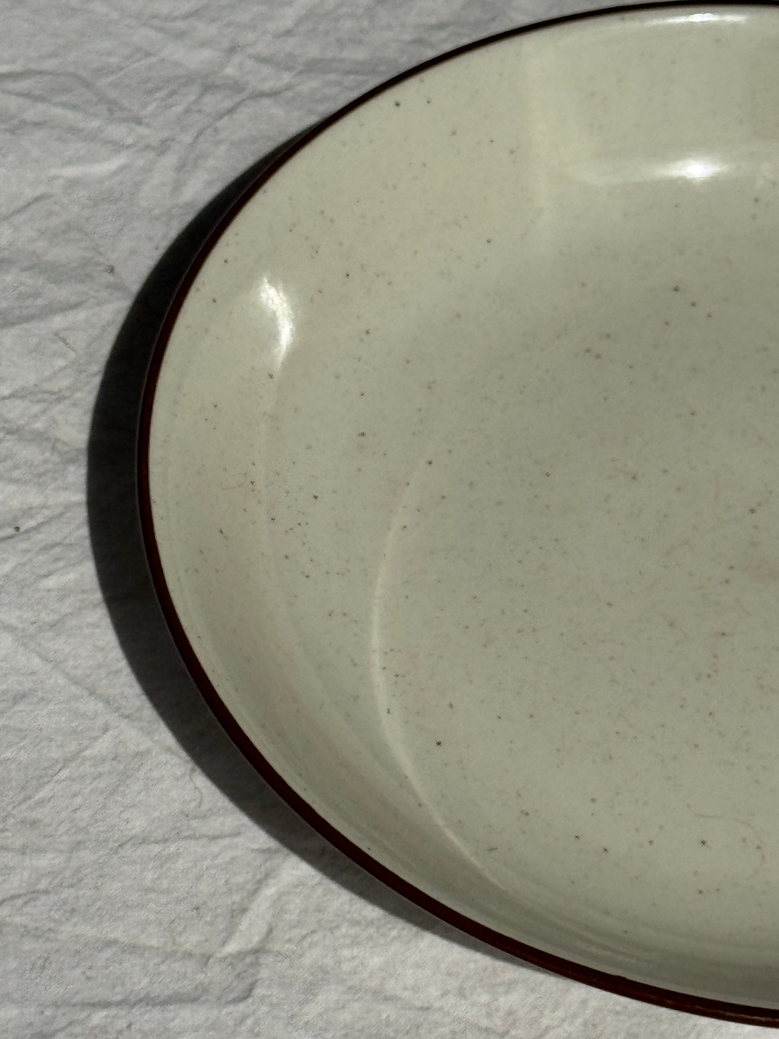Une assiette creuse grès naturel véritable D20,5