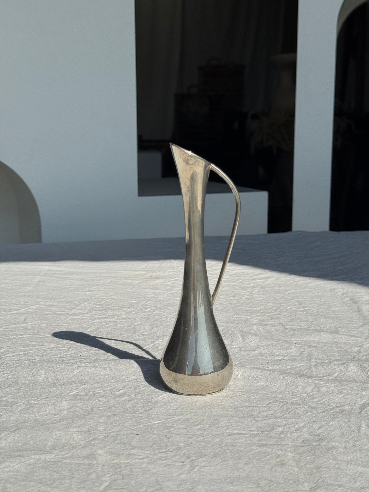 Mini aiguière soliflore en étain à anse et bec feutre au dessous vintage H18
