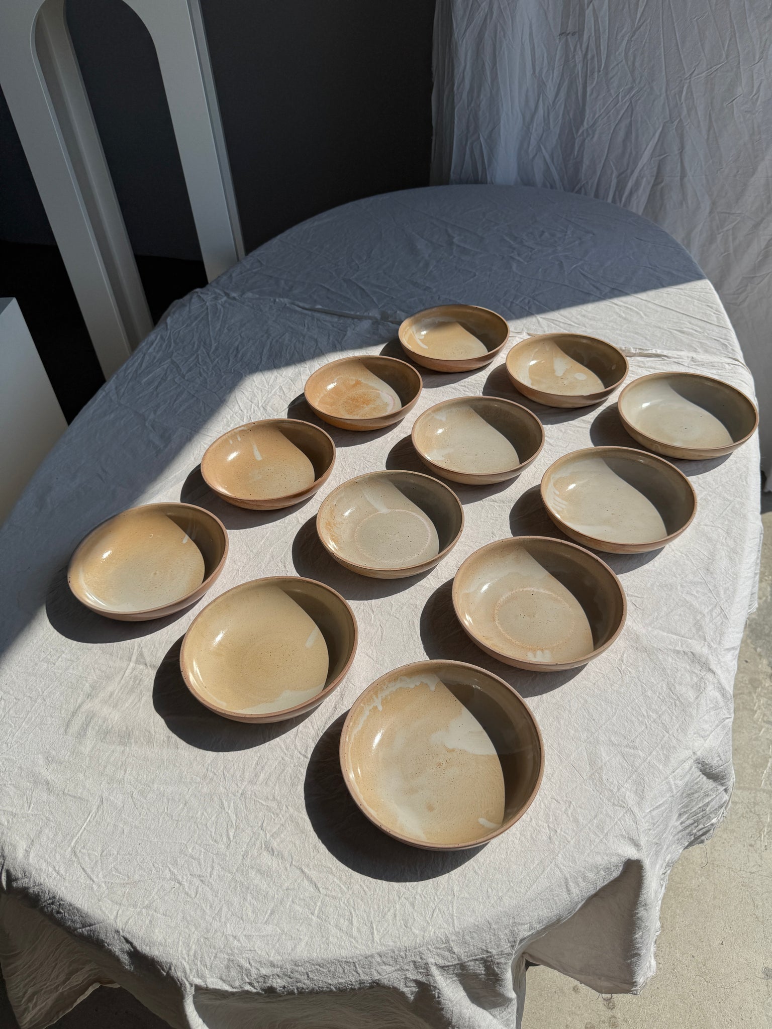 Lot de 12 assiettes creuses en grès beige D19,5