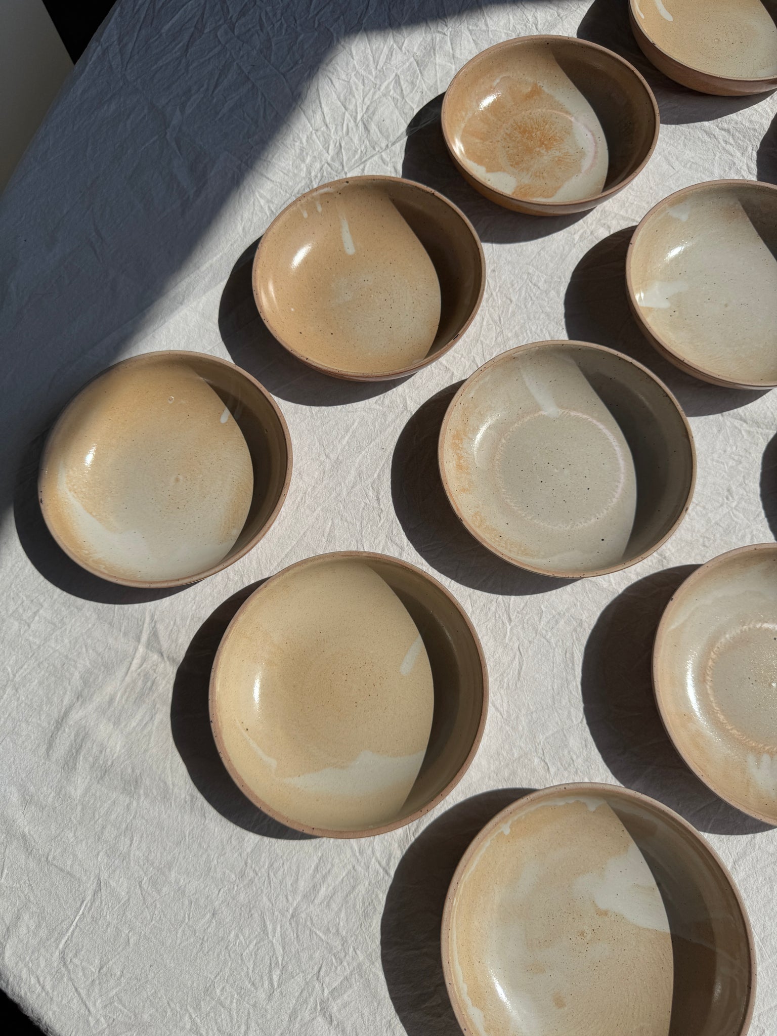 Lot de 12 assiettes creuses en grès beige D19,5
