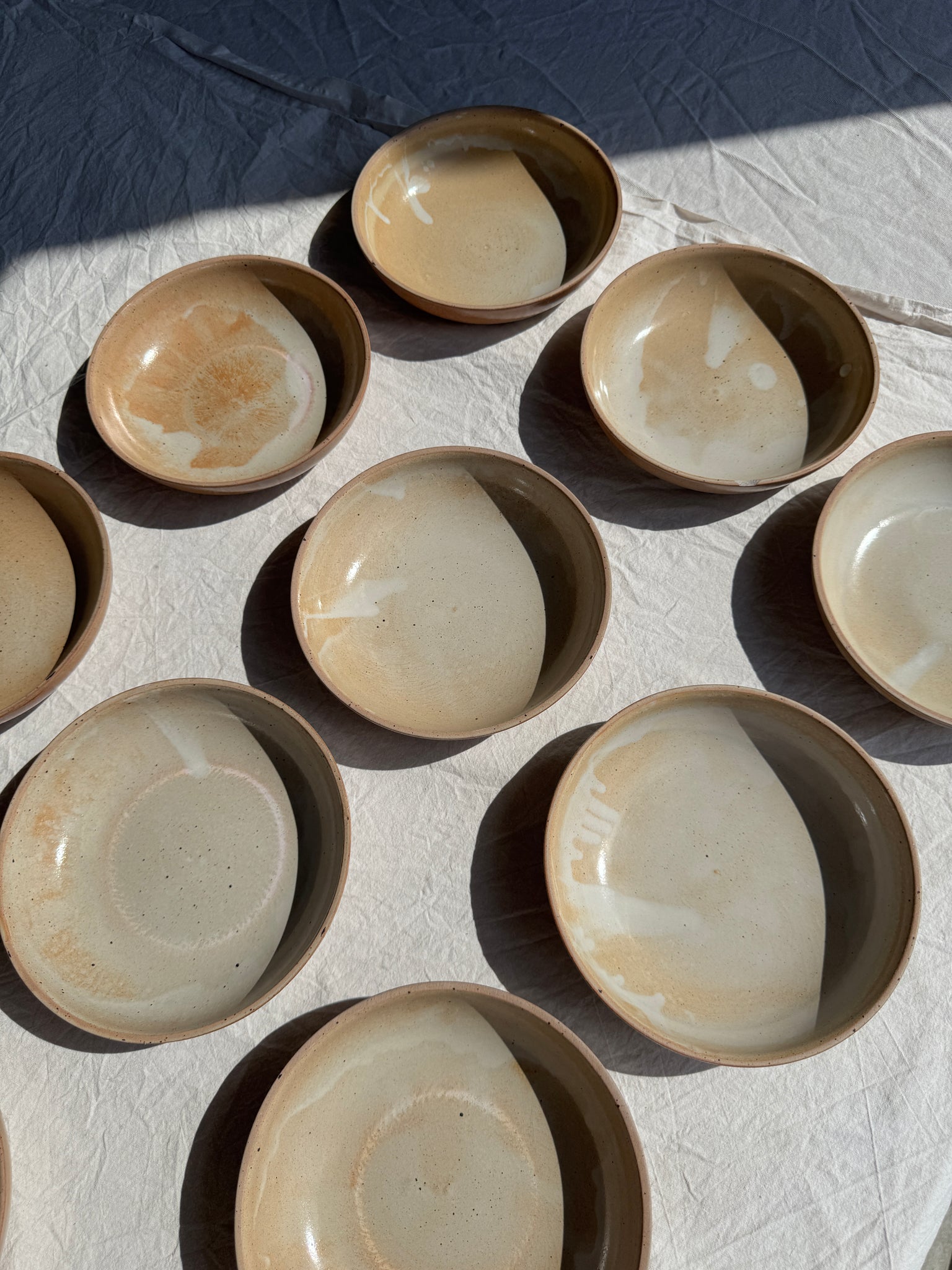 Lot de 12 assiettes creuses en grès beige D19,5