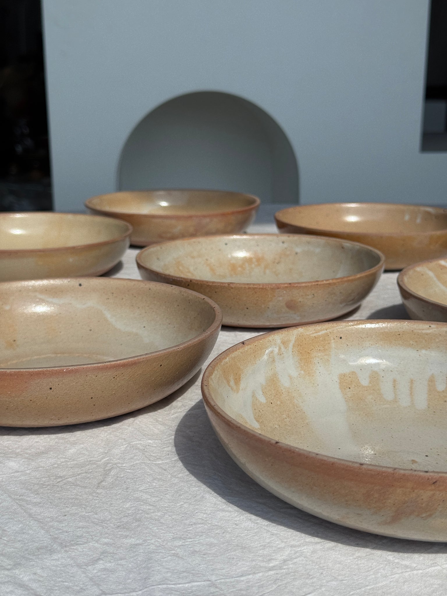 Lot de 12 assiettes creuses en grès beige D19,5