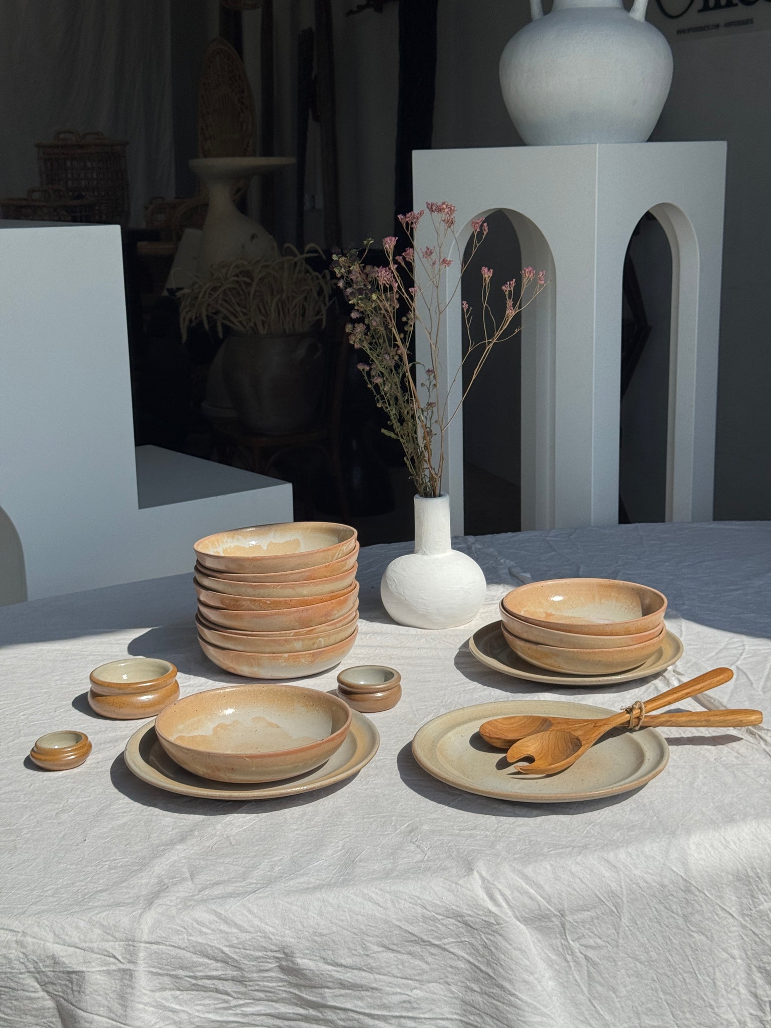 Lot de 12 assiettes creuses en grès beige D19,5