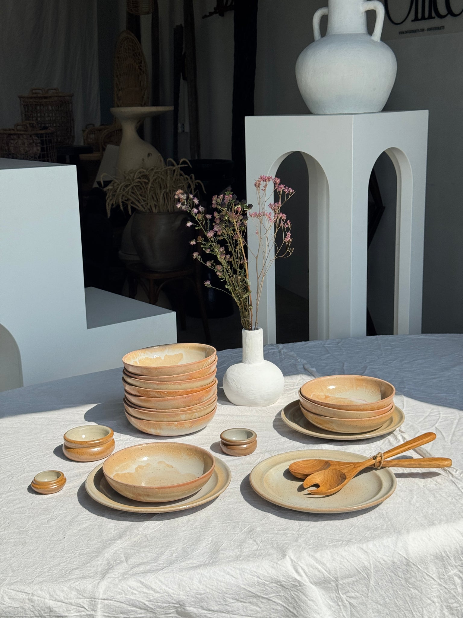 Lot de 3 assiettes en grès beige gris D25