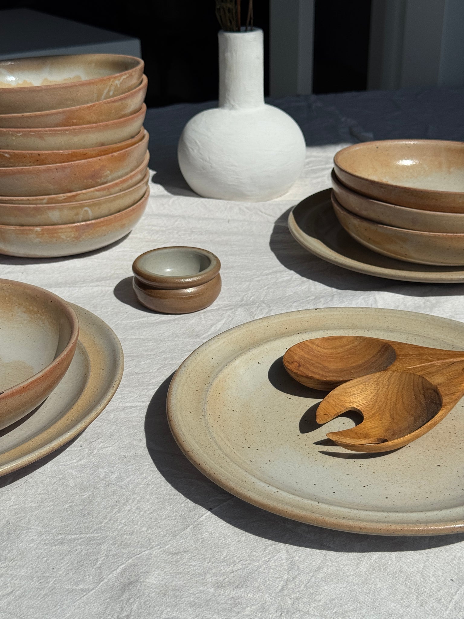 Lot de 3 assiettes en grès beige gris D25