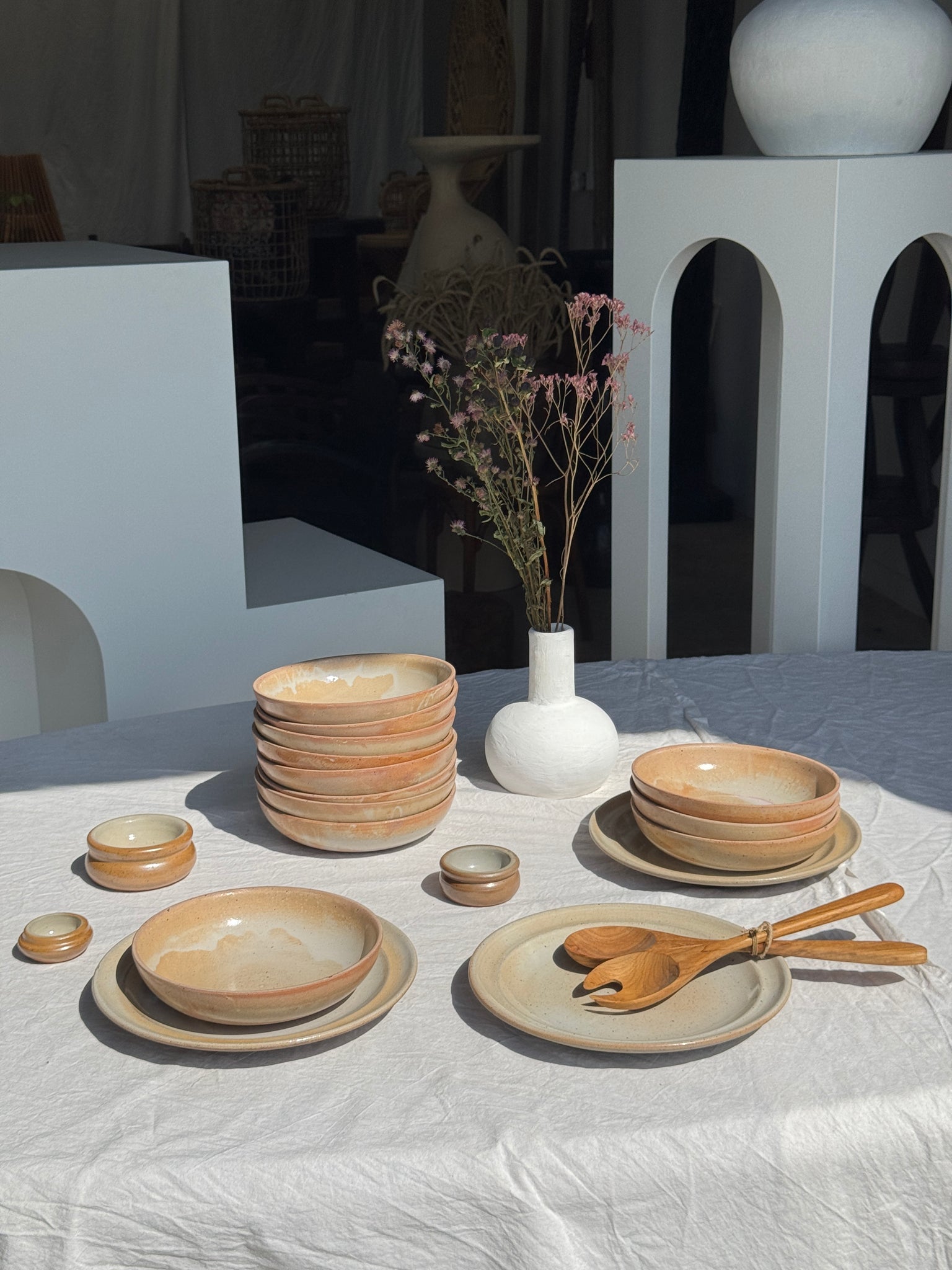 Lot de 12 assiettes creuses en grès beige D19,5