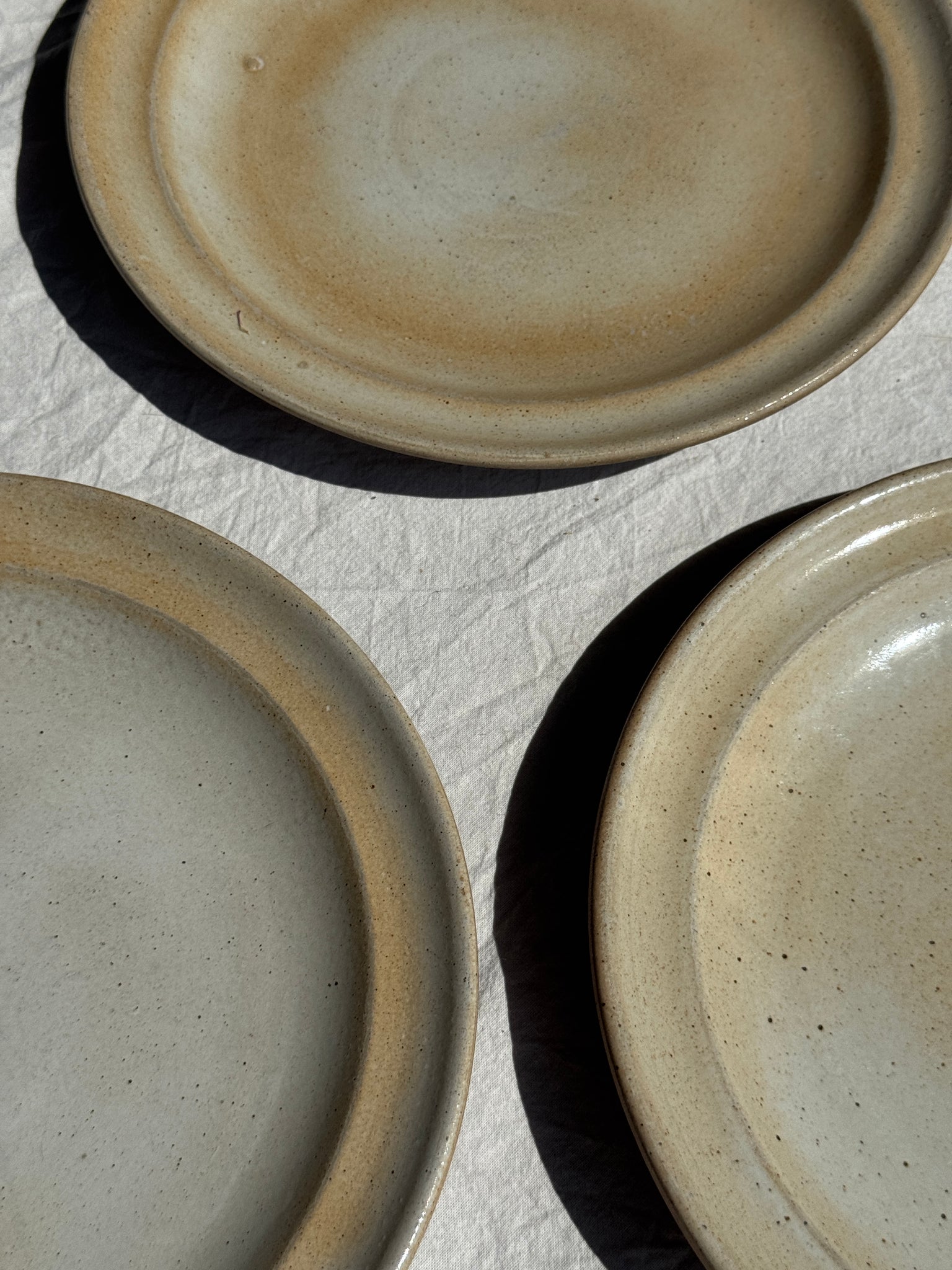 Lot de 3 assiettes en grès beige gris D25