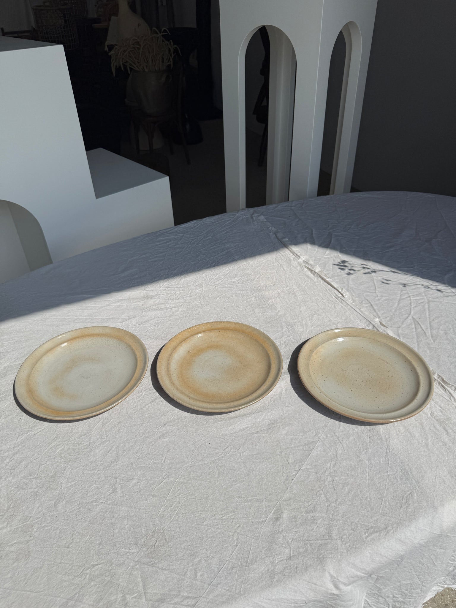 Lot de 3 assiettes en grès beige gris D25
