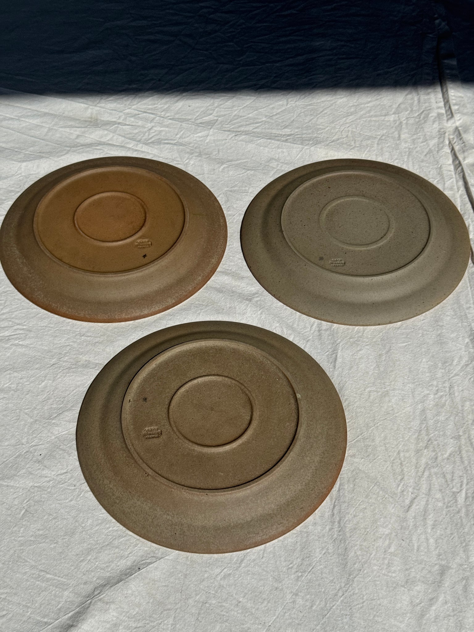 Lot de 3 assiettes en grès beige gris D25