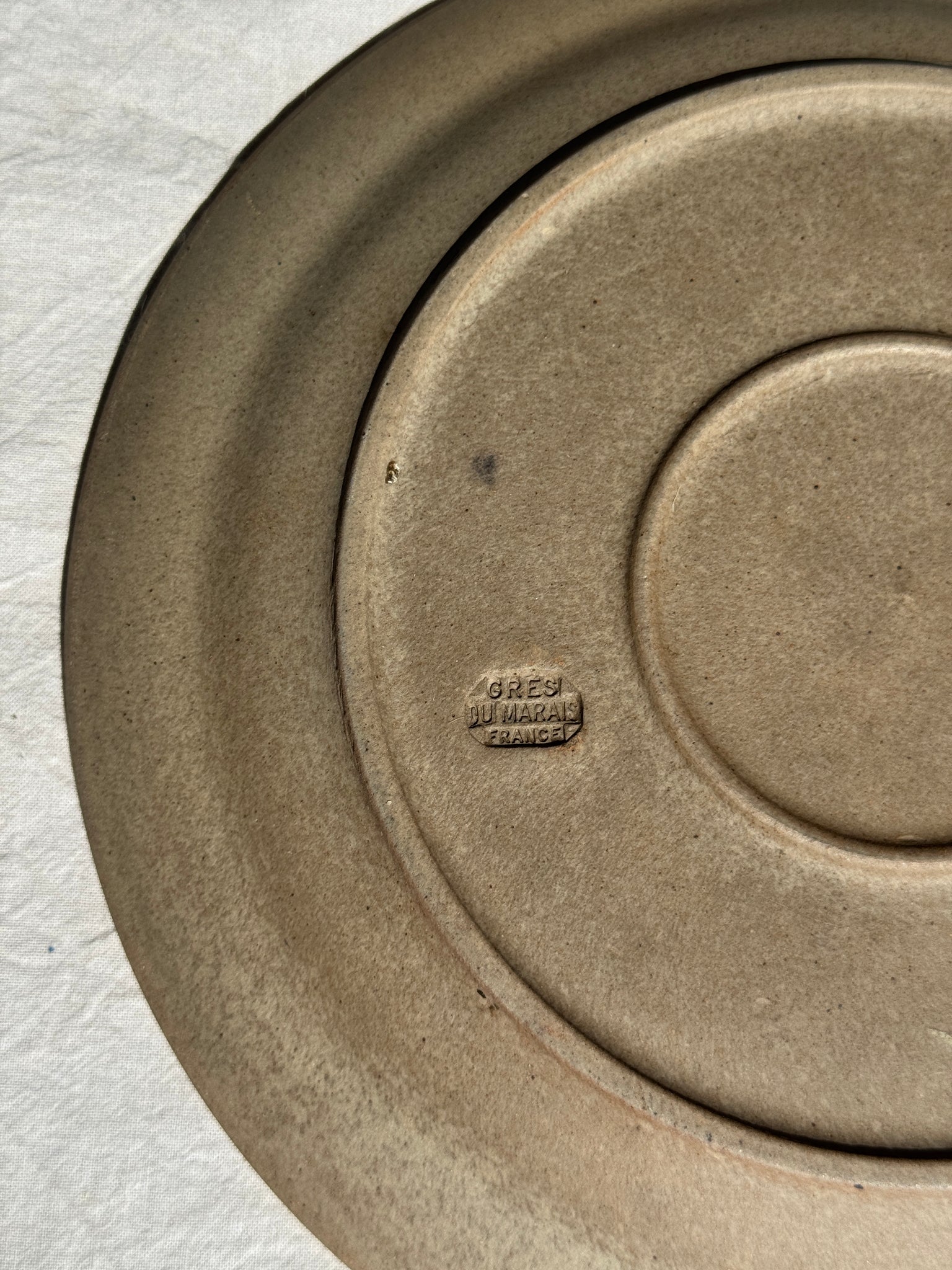 Lot de 3 assiettes en grès beige gris D25