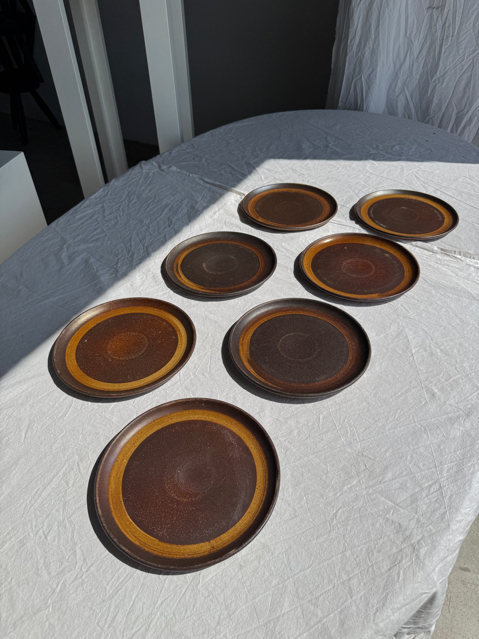 Lot de 7 assiettes en grès noir D24