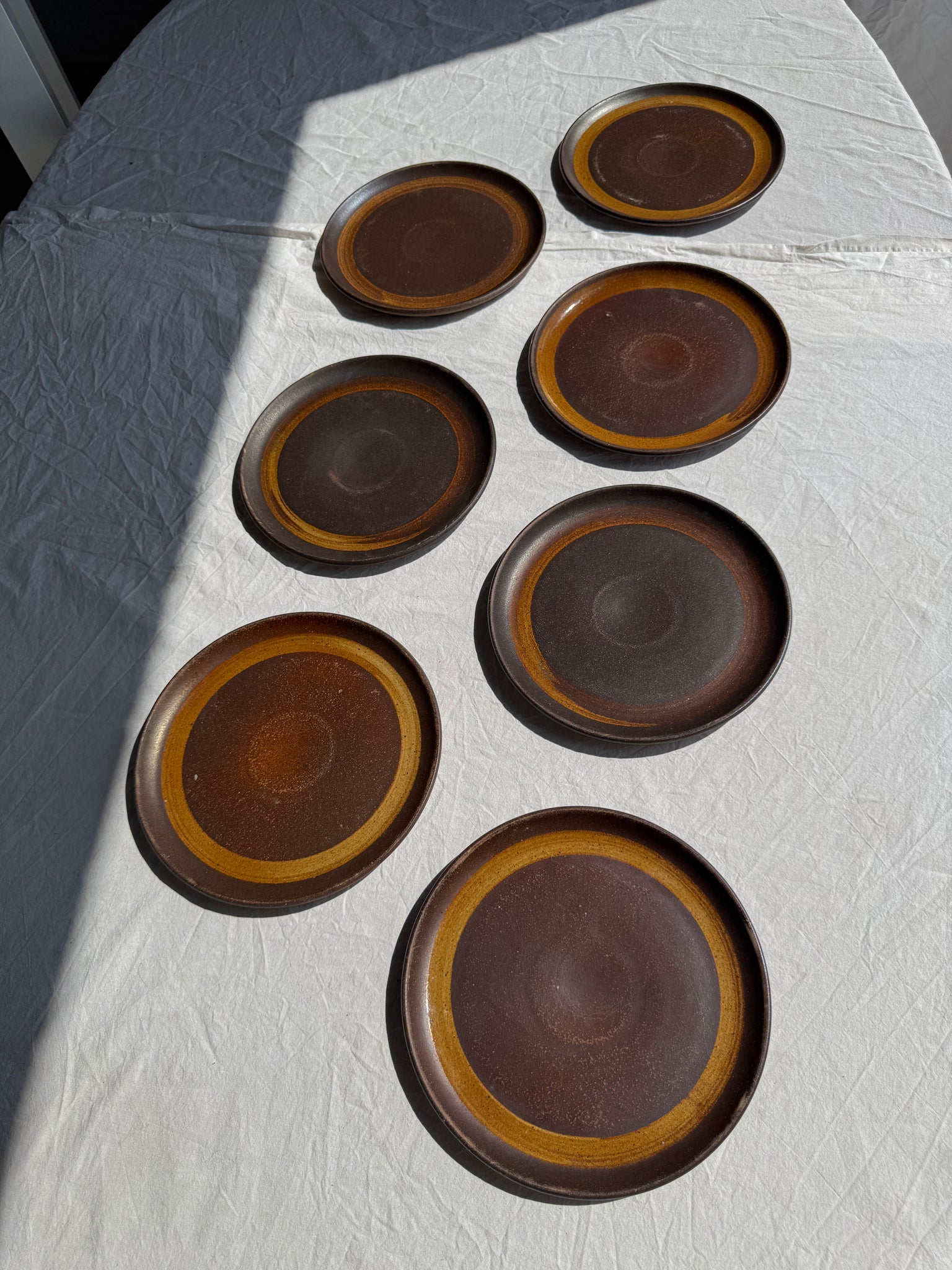 Lot de 7 assiettes en grès noir D24