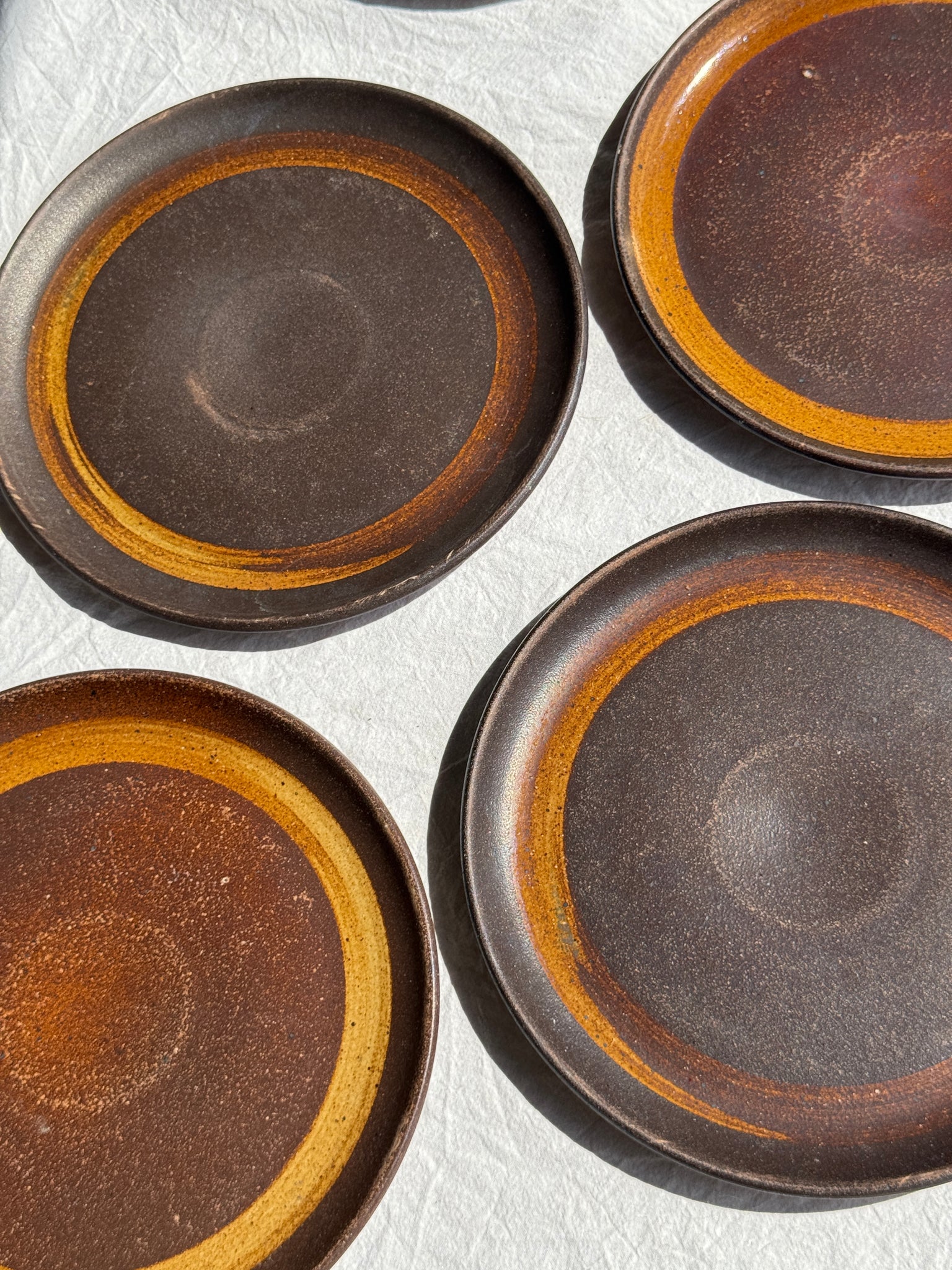 Lot de 7 assiettes en grès noir D24