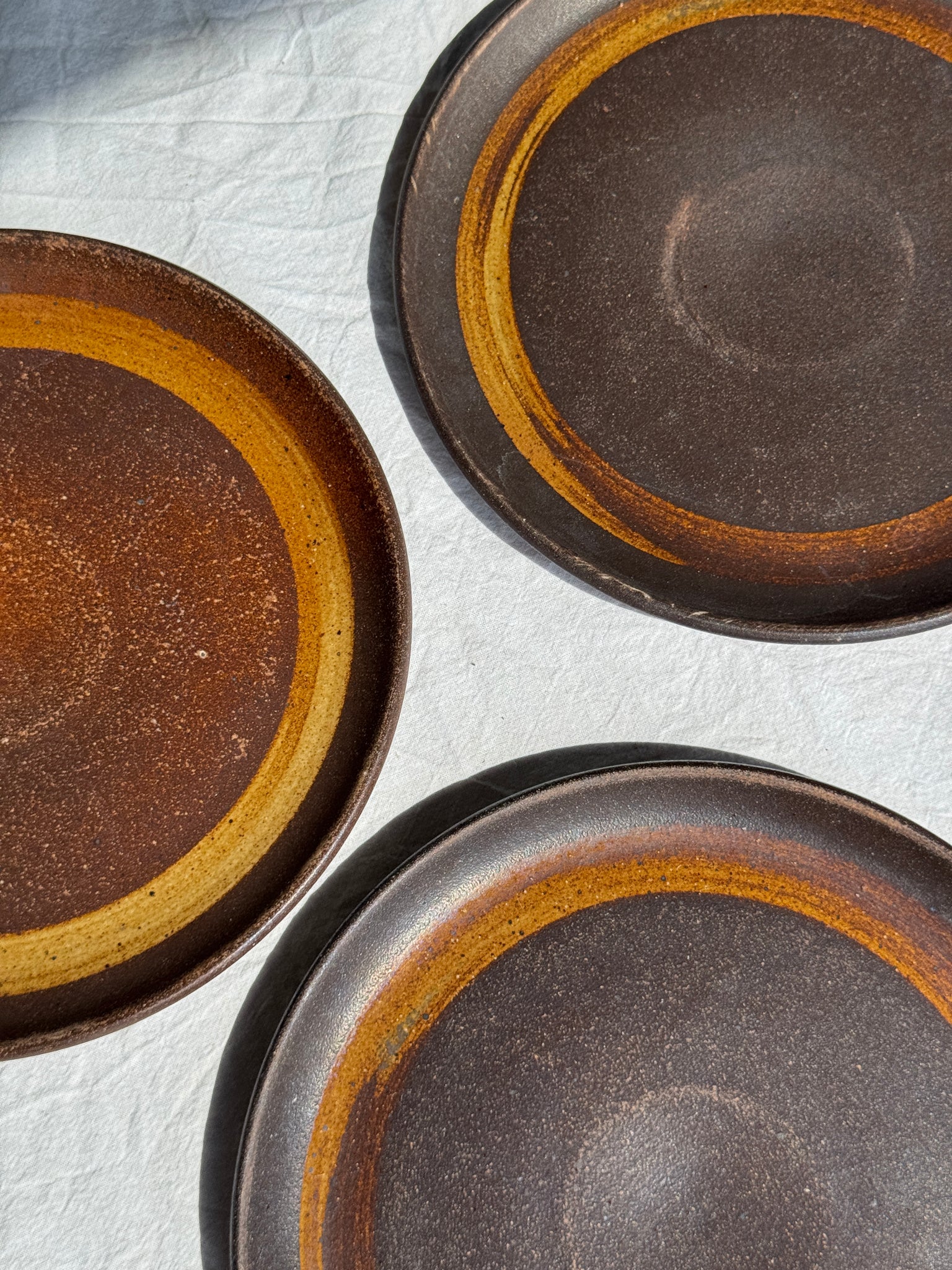 Lot de 7 assiettes en grès noir D24