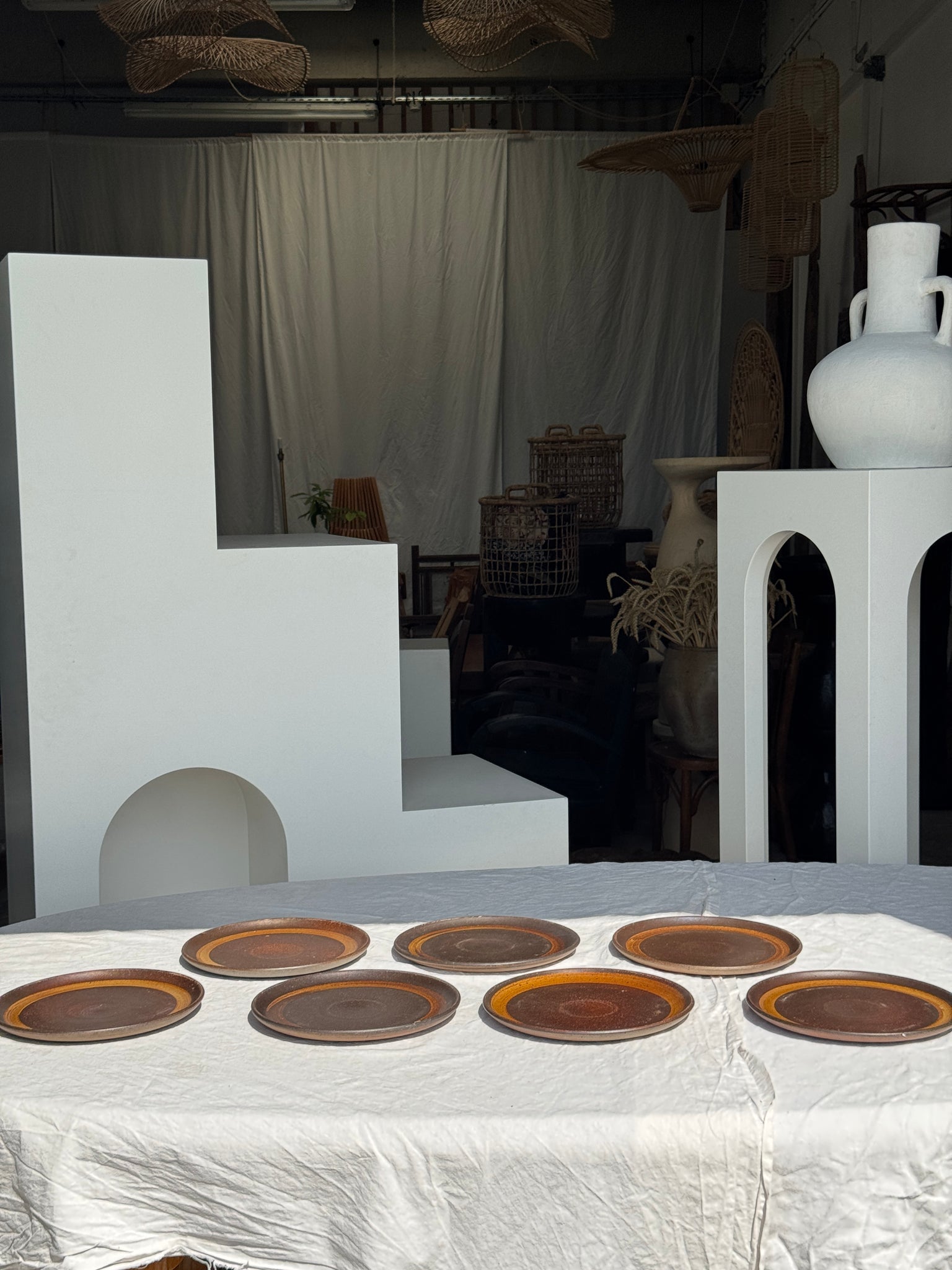 Lot de 7 assiettes en grès noir D24