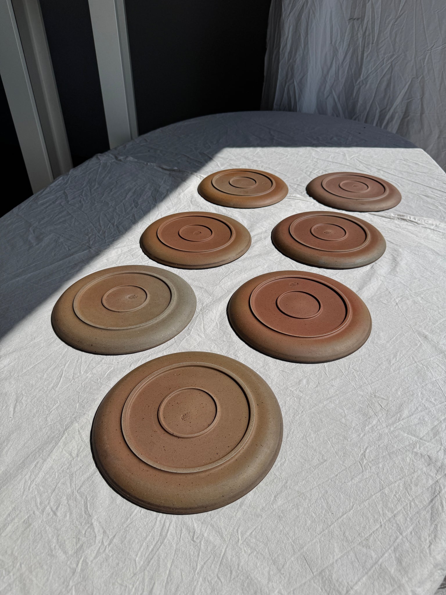 Lot de 7 assiettes en grès noir D24