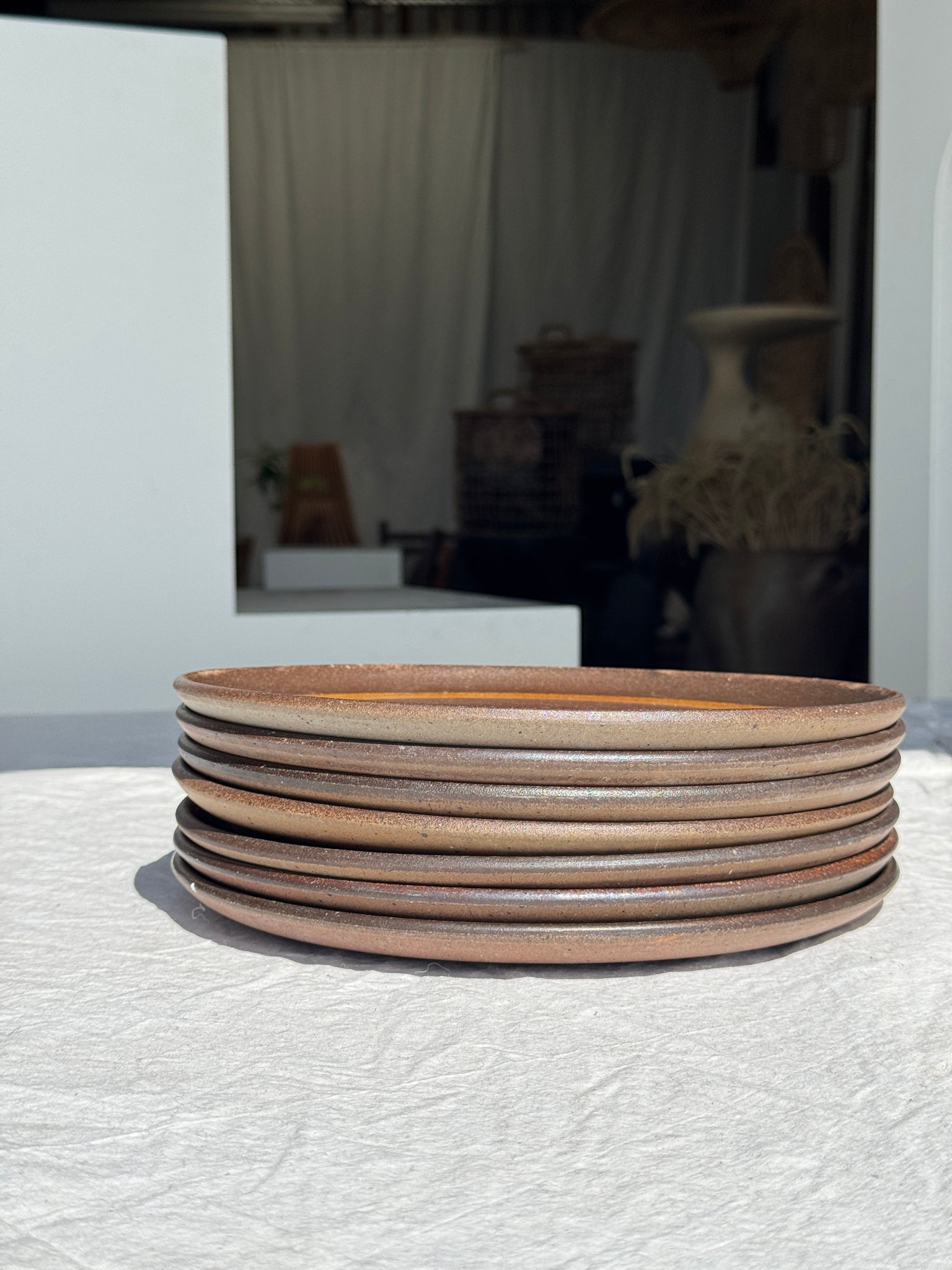 Lot de 7 assiettes en grès noir D24
