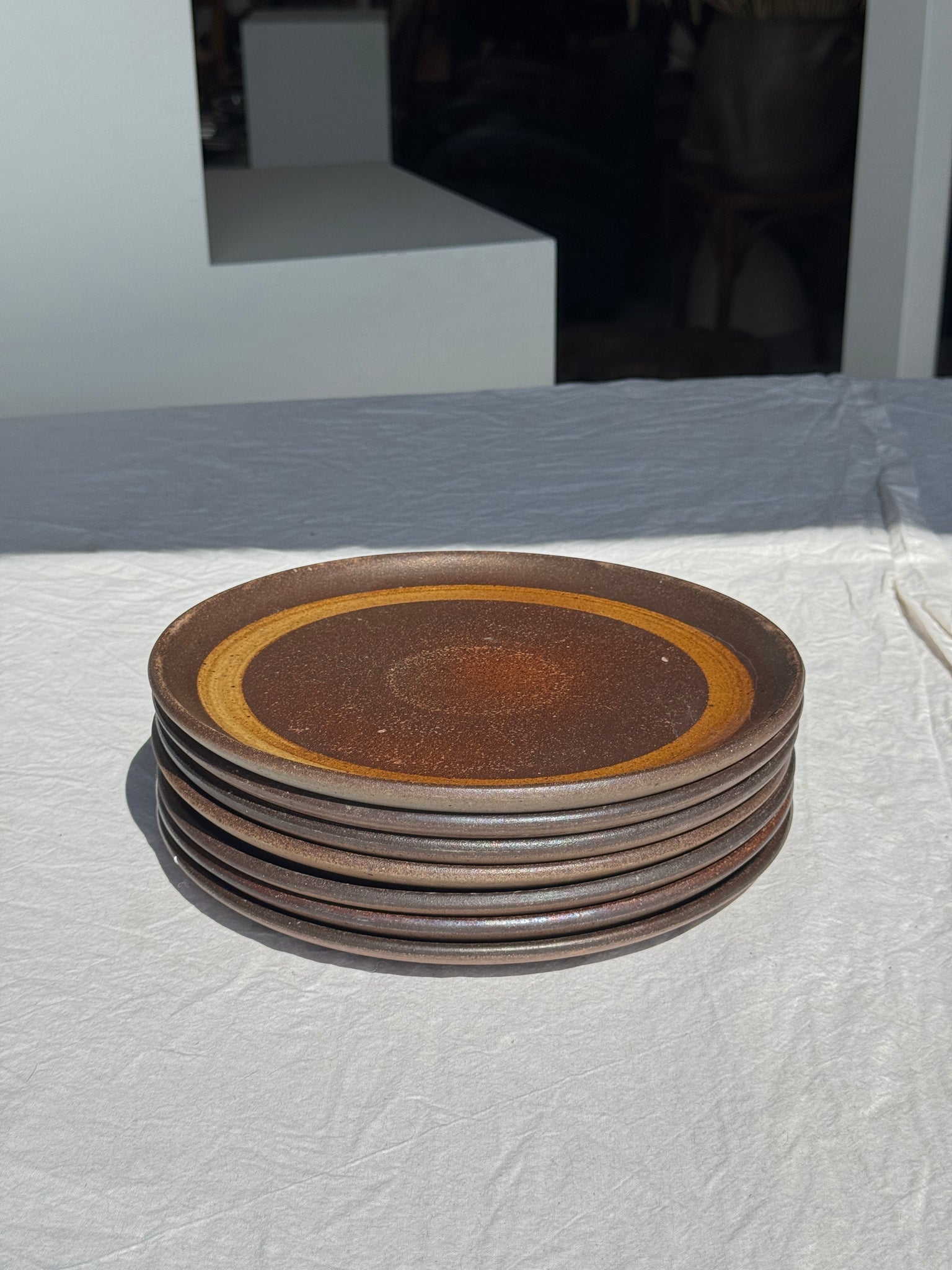 Lot de 7 assiettes en grès noir D24