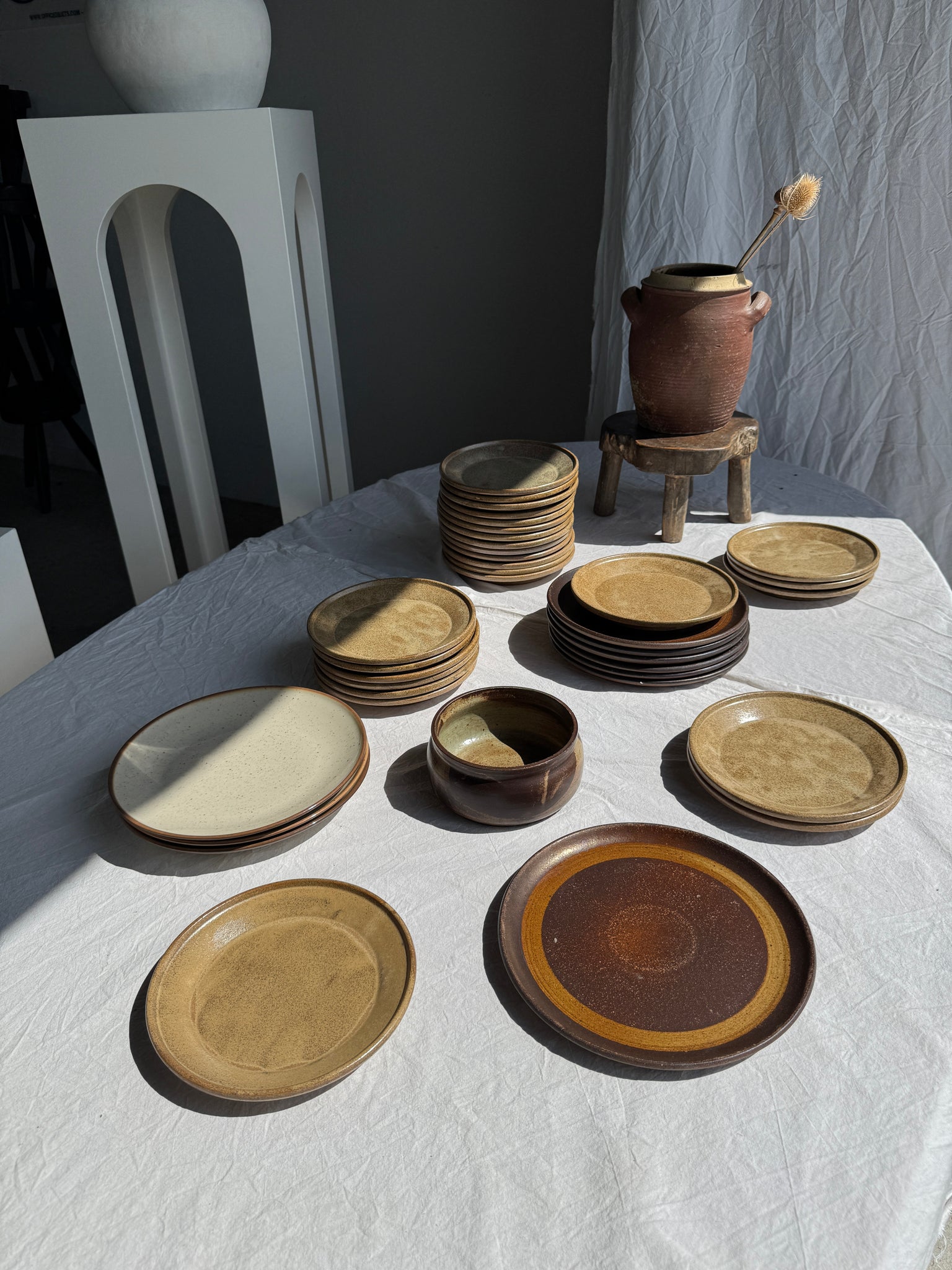 Lot de 7 assiettes en grès noir D24