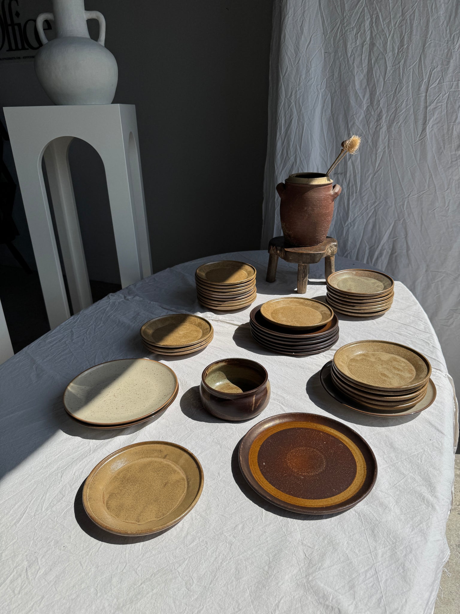 Lot de 3 assiettes en grès blanc moucheté D24