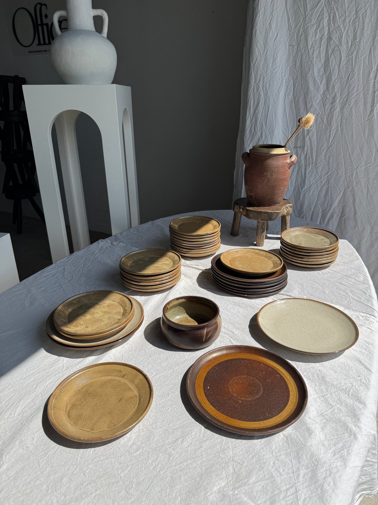 Lot de 7 assiettes en grès noir D24