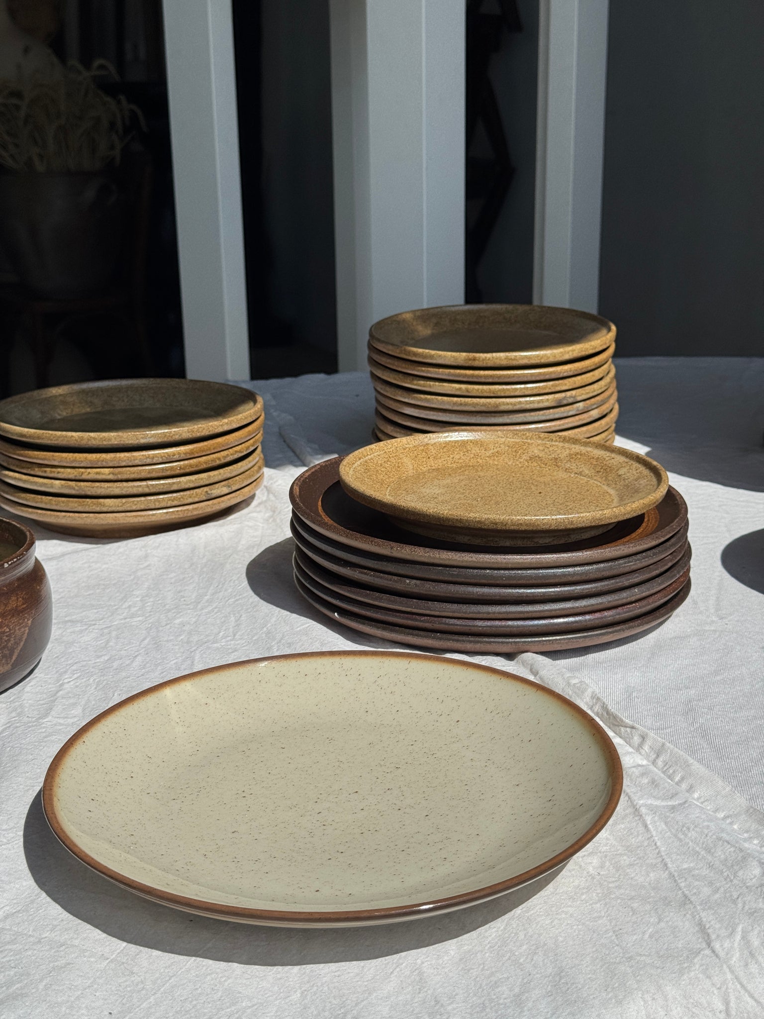 Lot de 3 assiettes en grès blanc moucheté D24