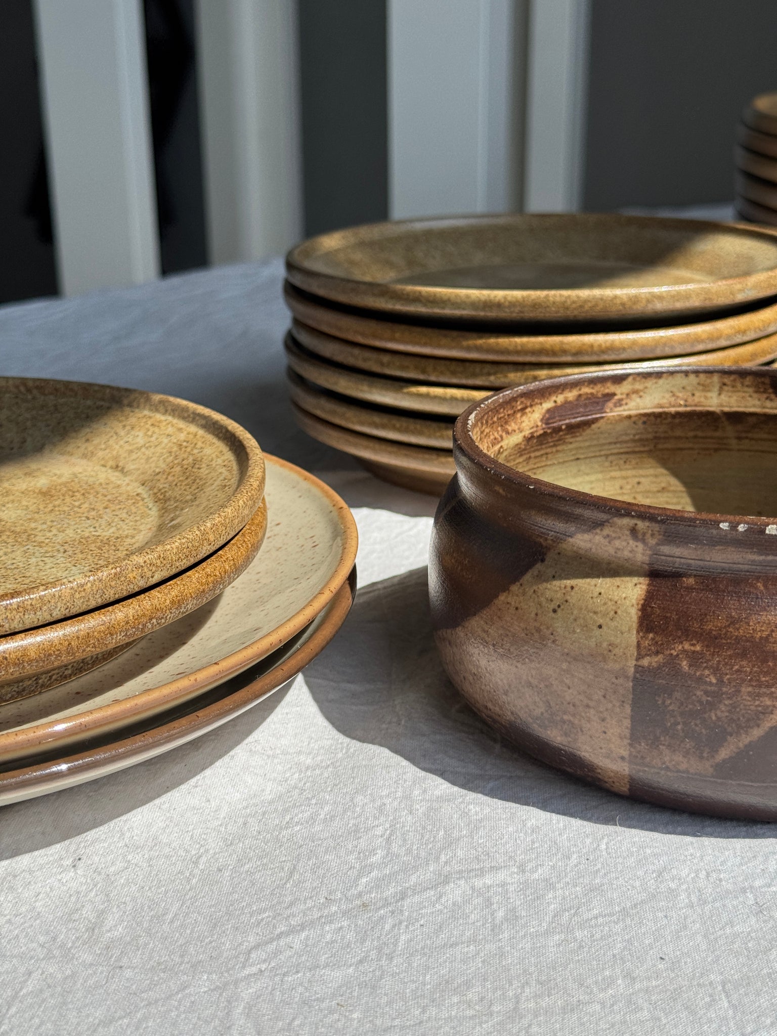 Lot de 26 assiettes à dessert en grès épais évasées D20