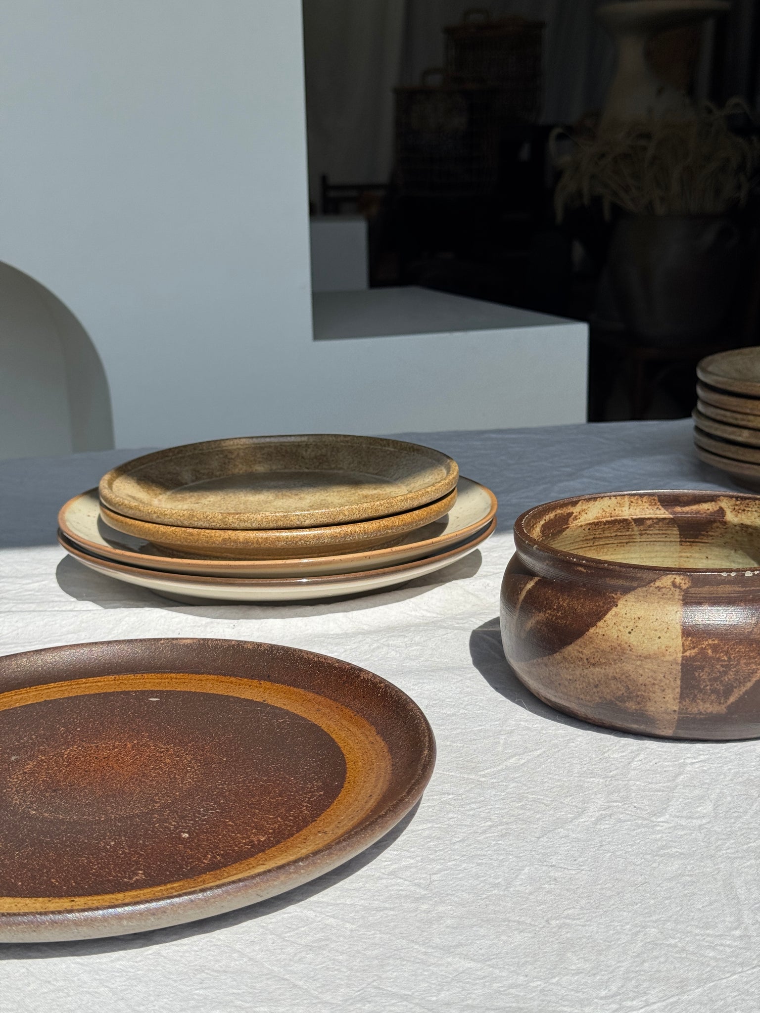 Lot de 7 assiettes en grès noir D24