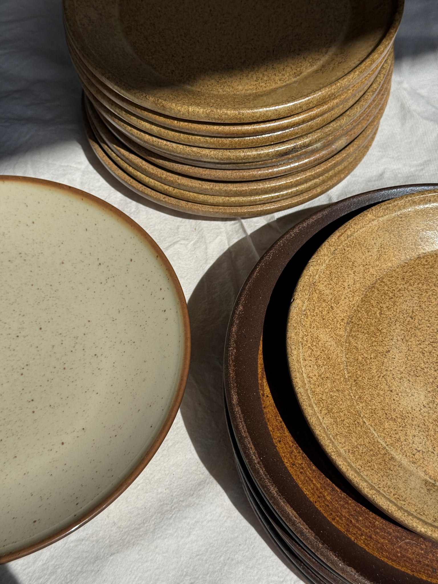 Lot de 3 assiettes en grès blanc moucheté D24