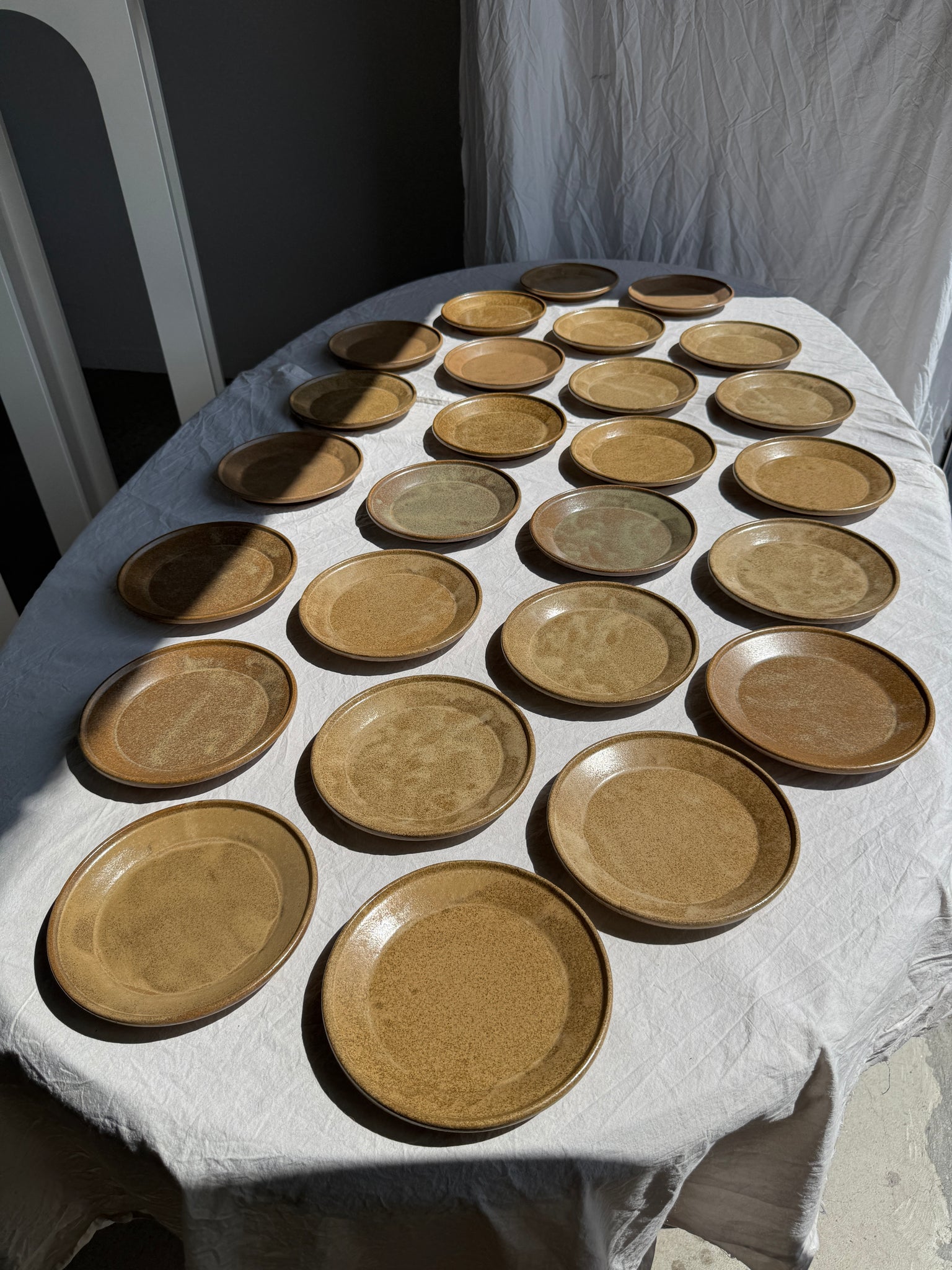 Lot de 26 assiettes à dessert en grès épais évasées D20