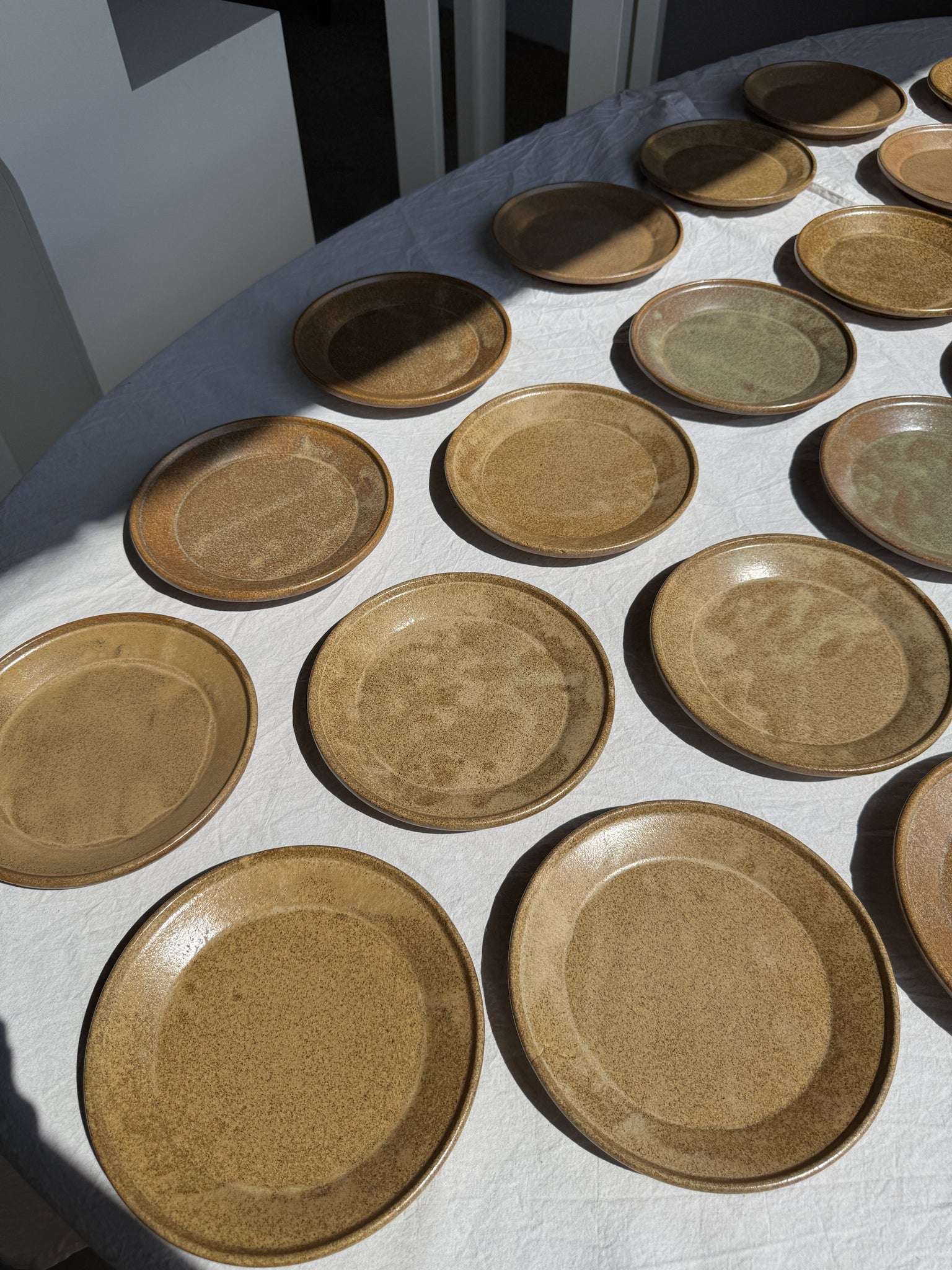 Lot de 26 assiettes à dessert en grès épais évasées D20