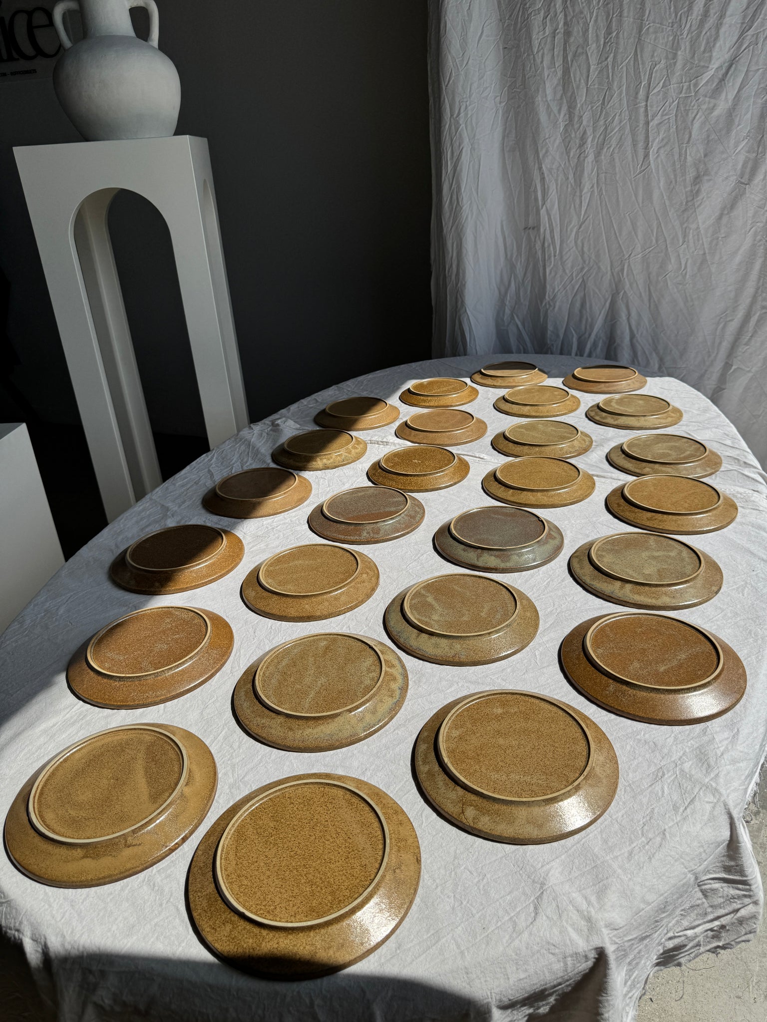 Lot de 26 assiettes à dessert en grès épais évasées D20