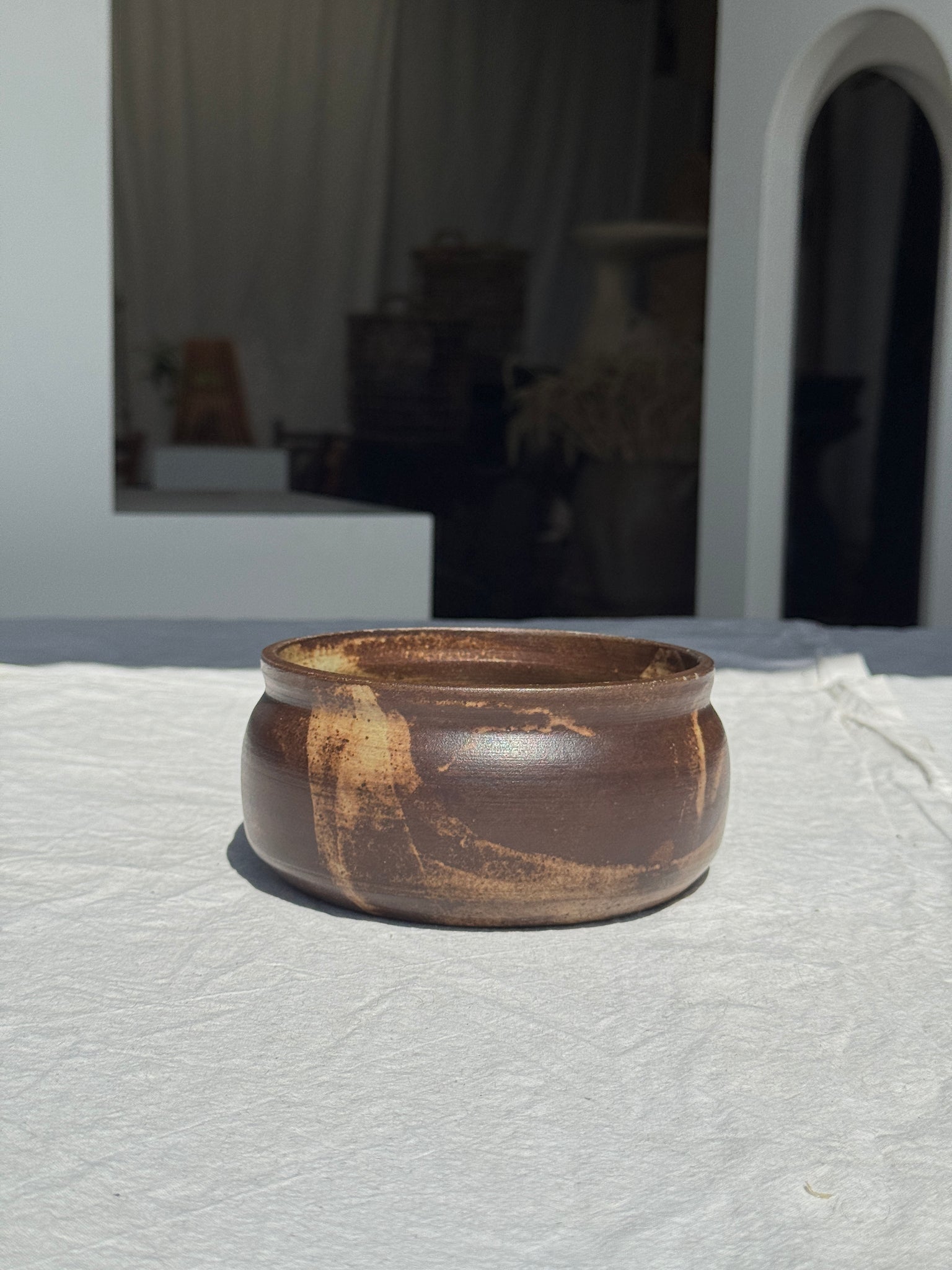 Un petit bol en grès extérieur brun intérieur gris moucheté D15