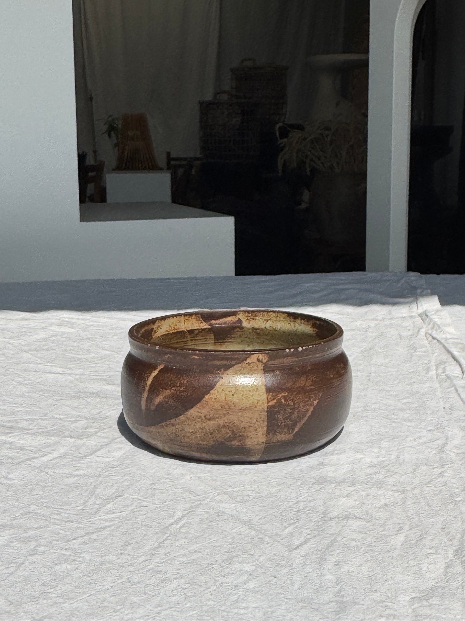 Un petit bol en grès extérieur brun intérieur gris moucheté D15