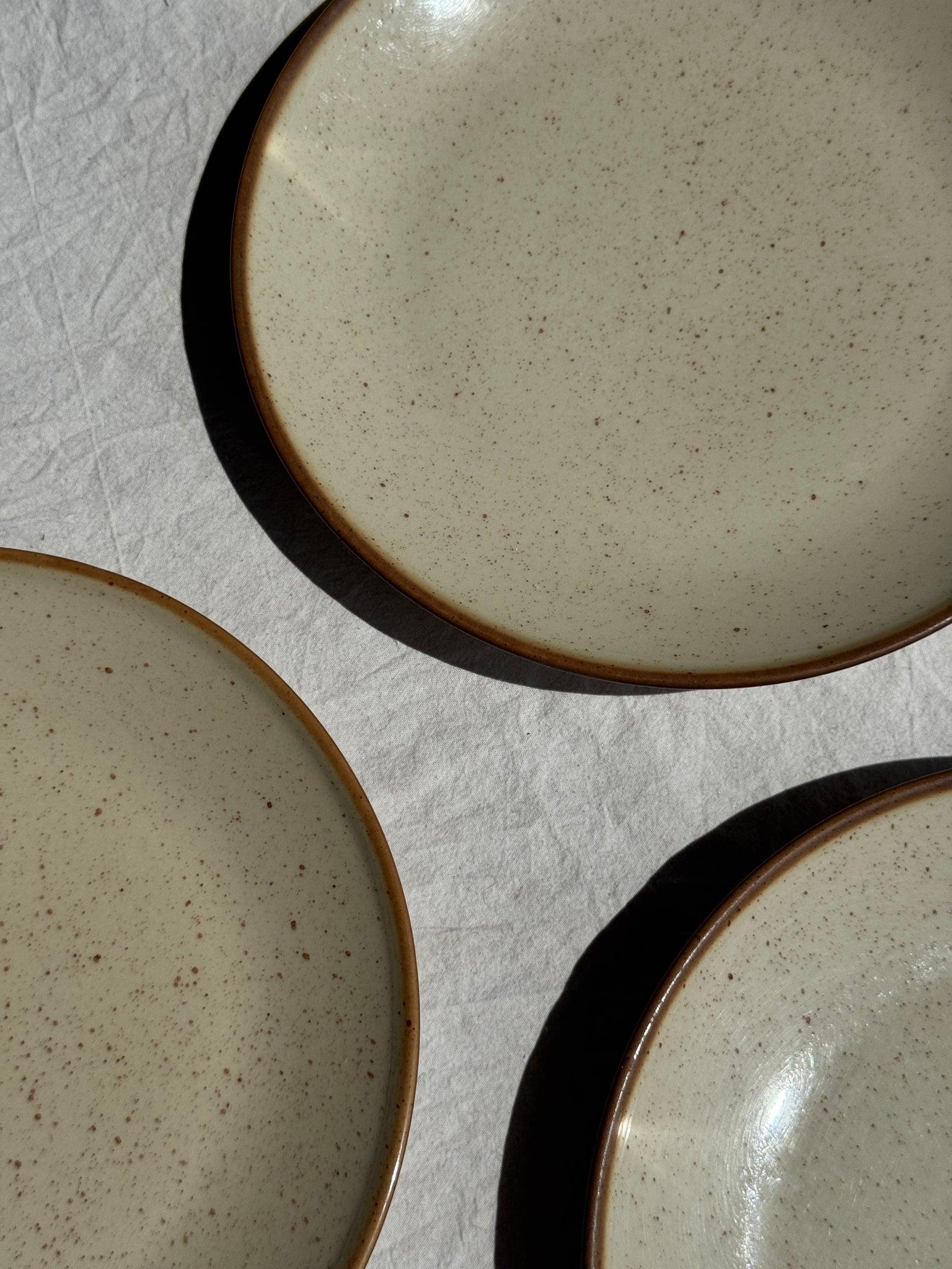Lot de 3 assiettes en grès blanc moucheté D24