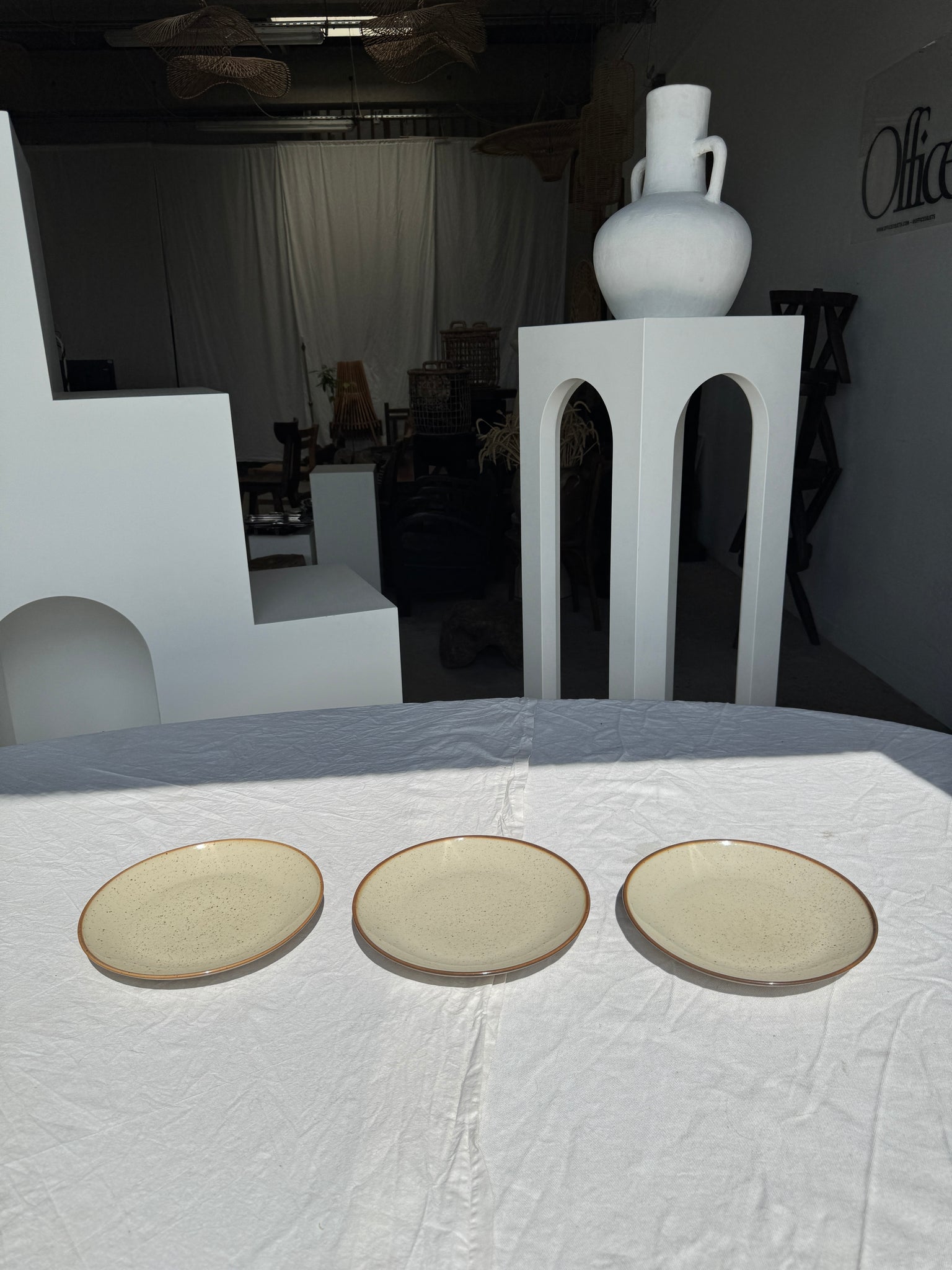 Lot de 3 assiettes en grès blanc moucheté D24