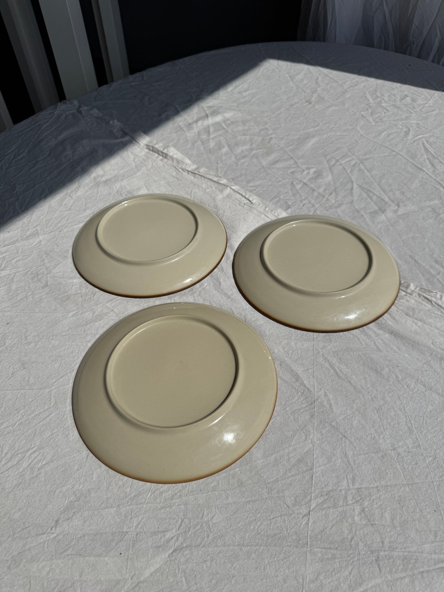 Lot de 3 assiettes en grès blanc moucheté D24
