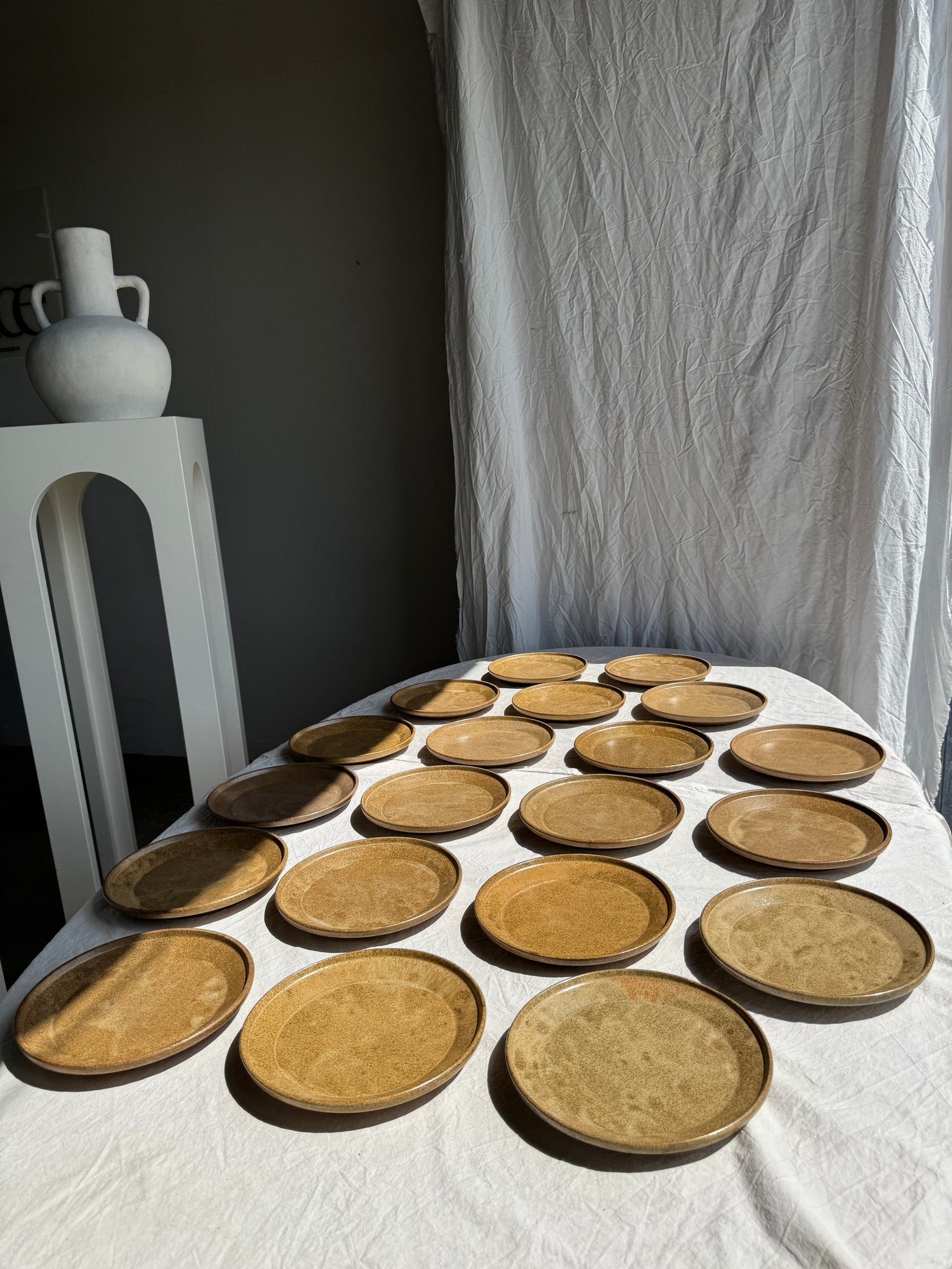 Lot de 20 assiettes en grès brun épais évasées D22,5