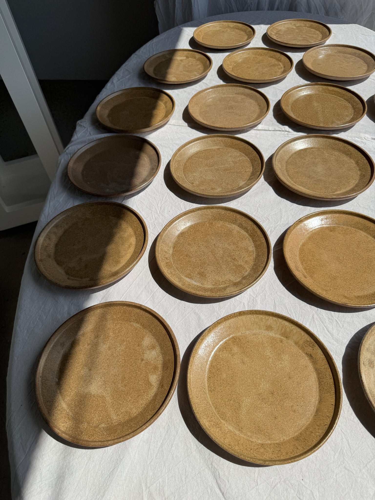 Lot de 20 assiettes en grès brun épais évasées D22,5