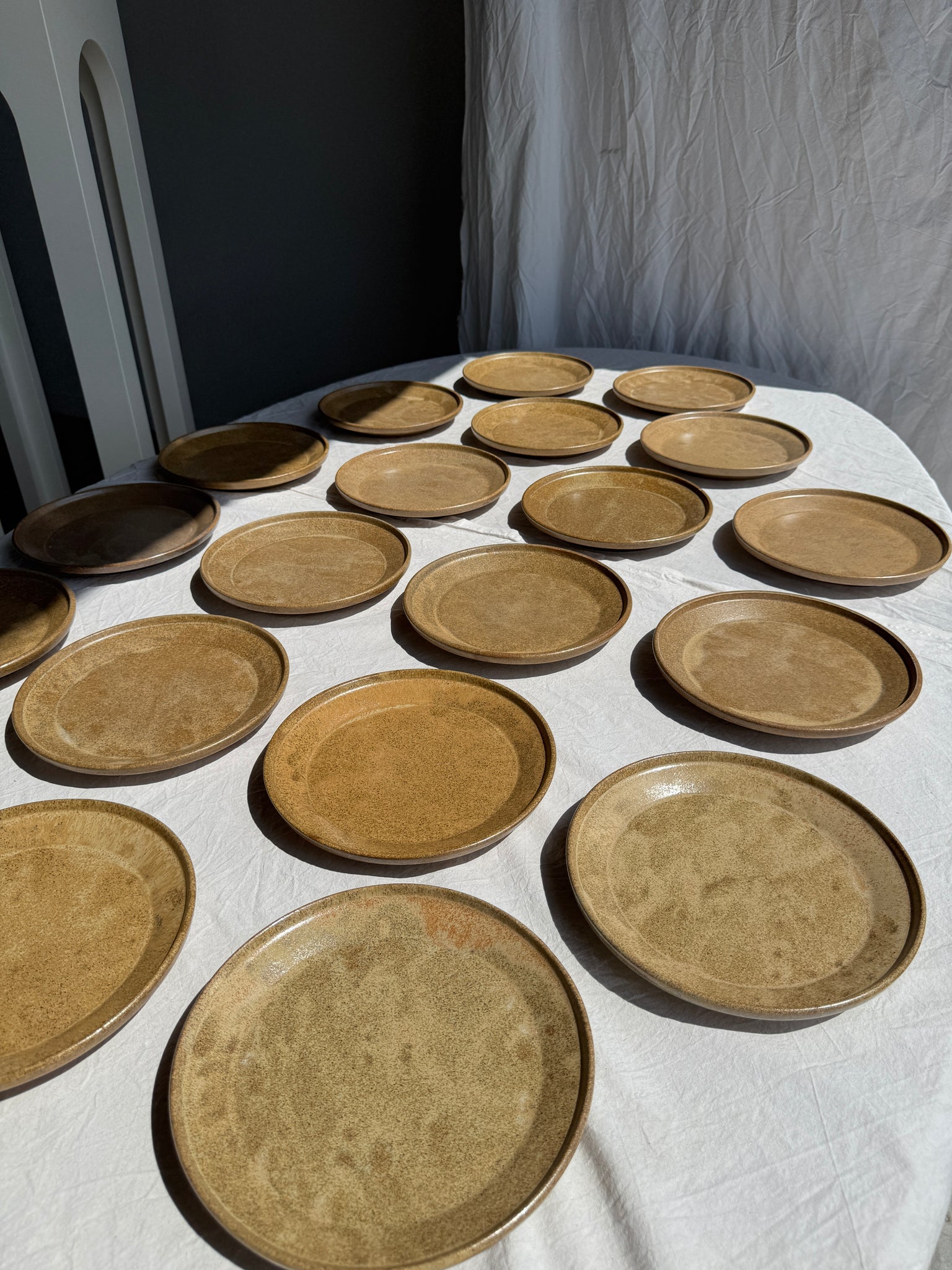 Lot de 20 assiettes en grès brun épais évasées D22,5