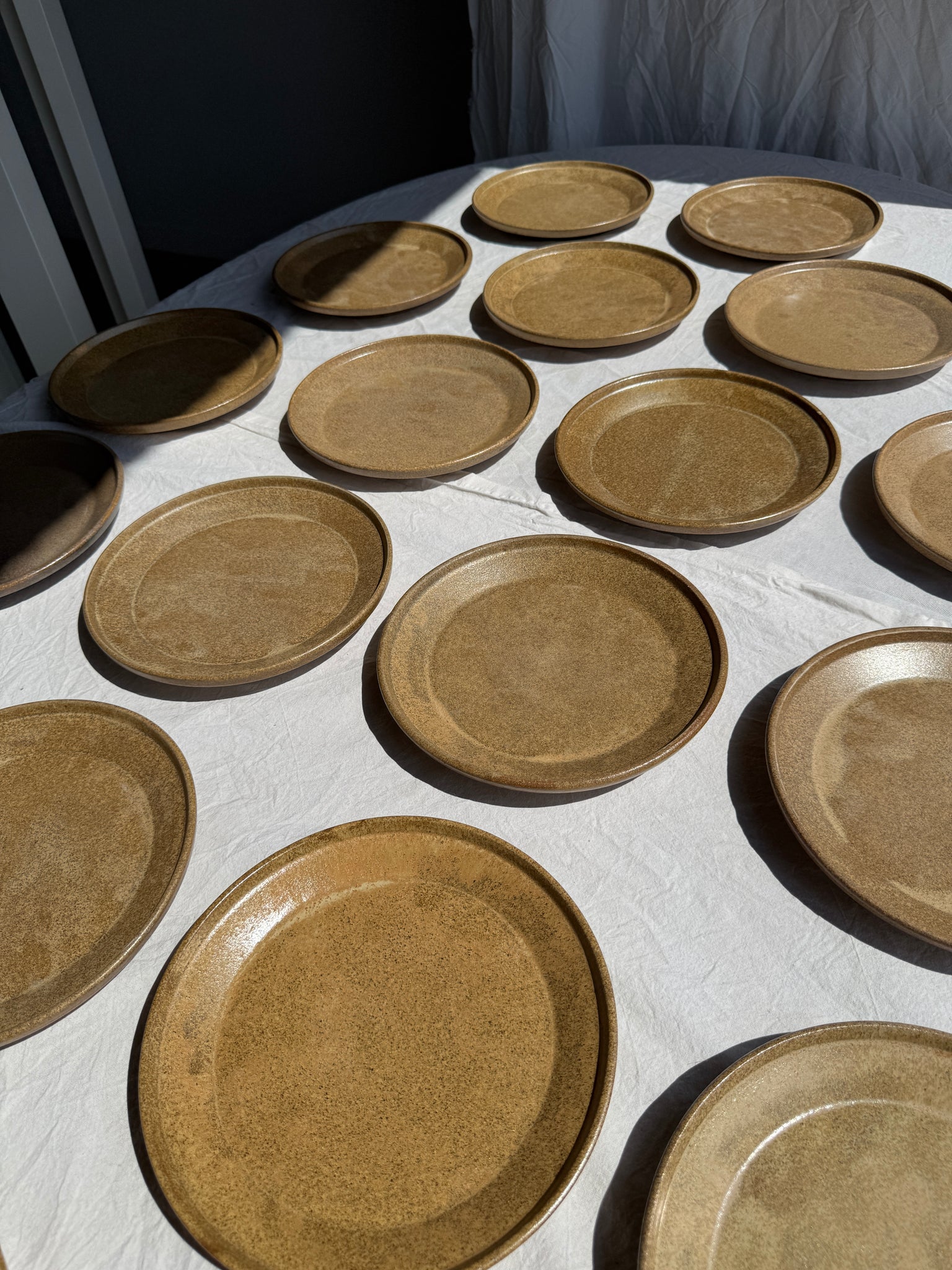 Lot de 20 assiettes en grès brun épais évasées D22,5